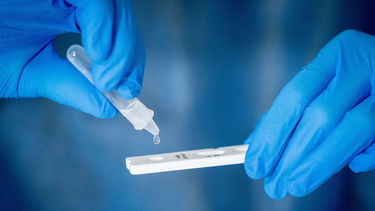 ARCHIV - 18.02.2021, Berlin: Medizinisch geschultes Personal träufelt nach dem Abstrich für einen Corona-Schnelltest in eine Lösung auf die Antigen Testkasette. (zu dpa «Erste Sonderzulassungen für Corona-Selbsttests » vom 24.02.2021) Foto: Kay Nietfeld/dpa +++ dpa-Bildfunk +++