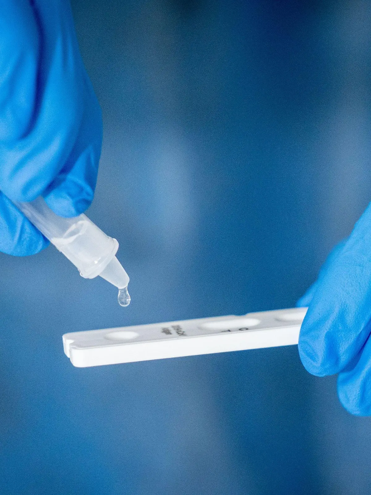 ARCHIV - 18.02.2021, Berlin: Medizinisch geschultes Personal träufelt nach dem Abstrich für einen Corona-Schnelltest in eine Lösung auf die Antigen Testkasette. (zu dpa «Erste Sonderzulassungen für Corona-Selbsttests » vom 24.02.2021) Foto: Kay Nietfeld/dpa +++ dpa-Bildfunk +++