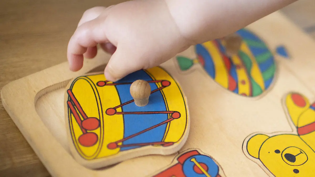  Kleinkind macht ein Puzzle. Bonn Deutschland *** Toddler makes a puzzle Bonn Germany Copyright: xUtexGrabowsky/photothek.netx