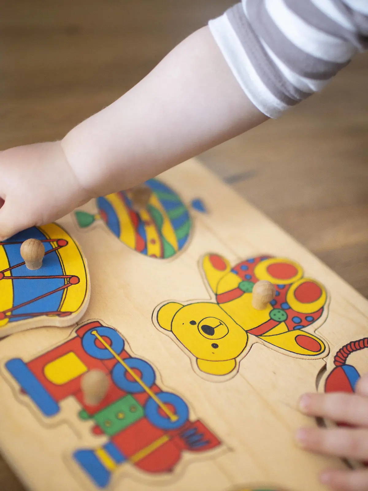  Kleinkind macht ein Puzzle. Bonn Deutschland *** Toddler makes a puzzle Bonn Germany Copyright: xUtexGrabowsky/photothek.netx