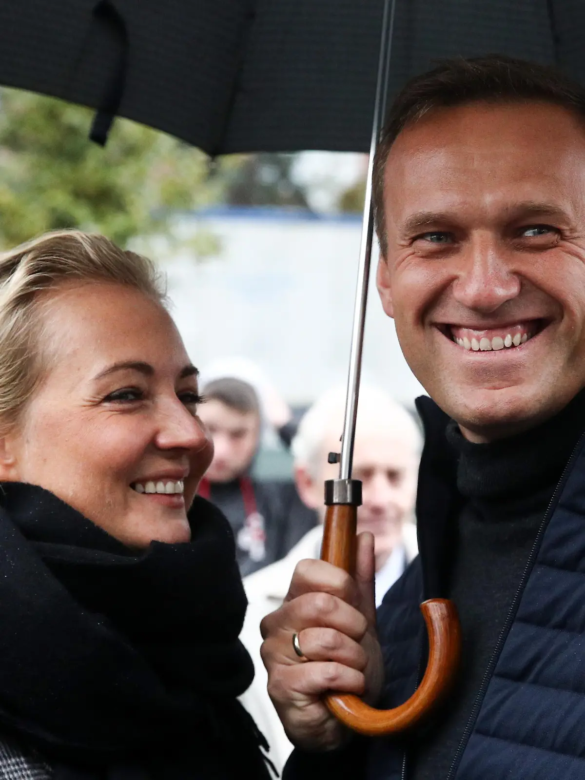 Julia Nawalnaja steht hinter ihrem Mann Alexej Nawalny.