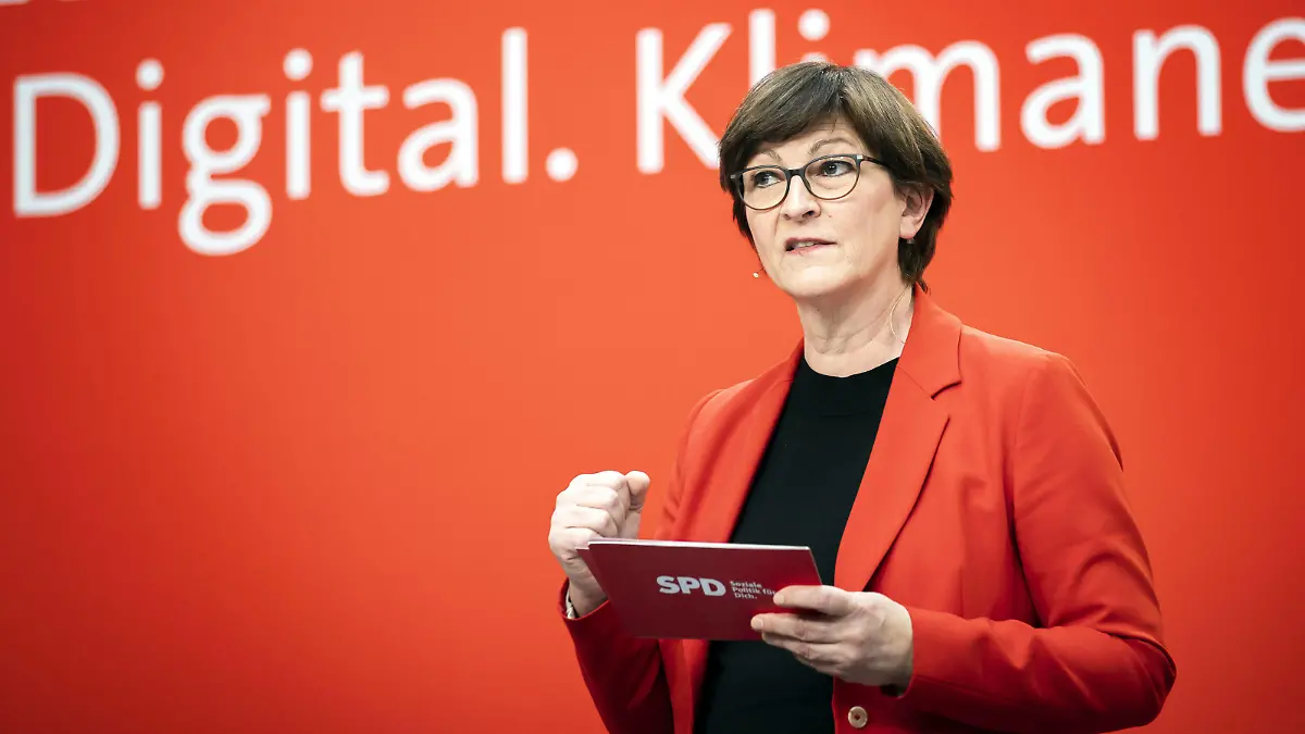 Saskia Esken, Parteivorsitzende der SPD, aufgenommen im Rahmen der SPD Jahresauftaktklausur des Parteivorstandes. Zukunft fuer Dich. Sozial. Digital. Klimaneutral. Berlin, 07.02.2021. Berlin Deutschland *** Saskia Esken, Chairwoman of the SPD, recorded at the SPD annual kick-off meeting of the party executive Future for You Social Digital Climate Neutral Berlin, 07 02 2021 Berlin Germany Copyright: xJaninexSchmitz/photothek.dex