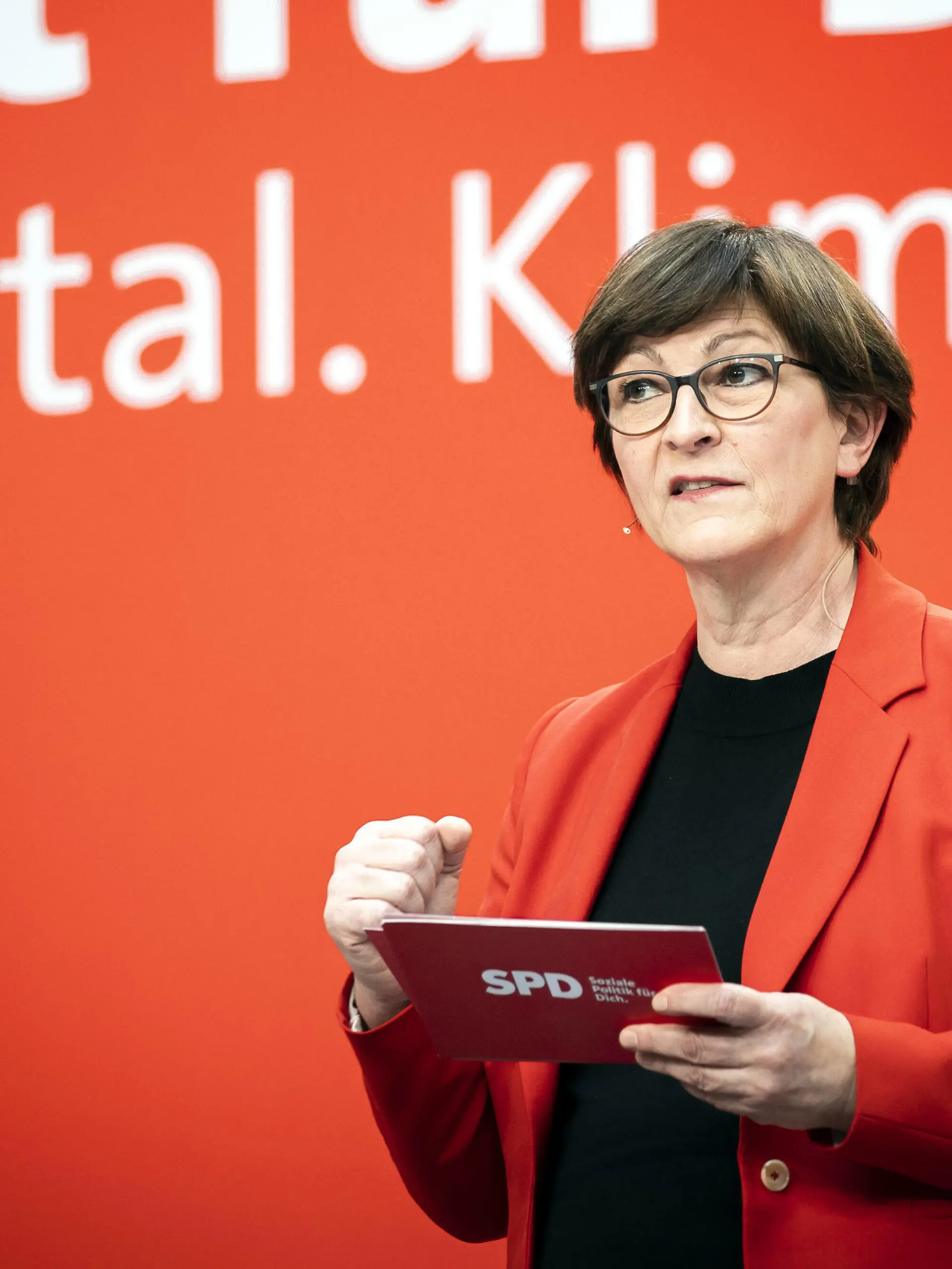  Saskia Esken, Parteivorsitzende der SPD, aufgenommen im Rahmen der SPD Jahresauftaktklausur des Parteivorstandes. Zukunft fuer Dich. Sozial. Digital. Klimaneutral. Berlin, 07.02.2021. Berlin Deutschland *** Saskia Esken, Chairwoman of the SPD, recorded at the SPD annual kick-off meeting of the party executive Future for You Social Digital Climate Neutral Berlin, 07 02 2021 Berlin Germany Copyright: xJaninexSchmitz/photothek.dex