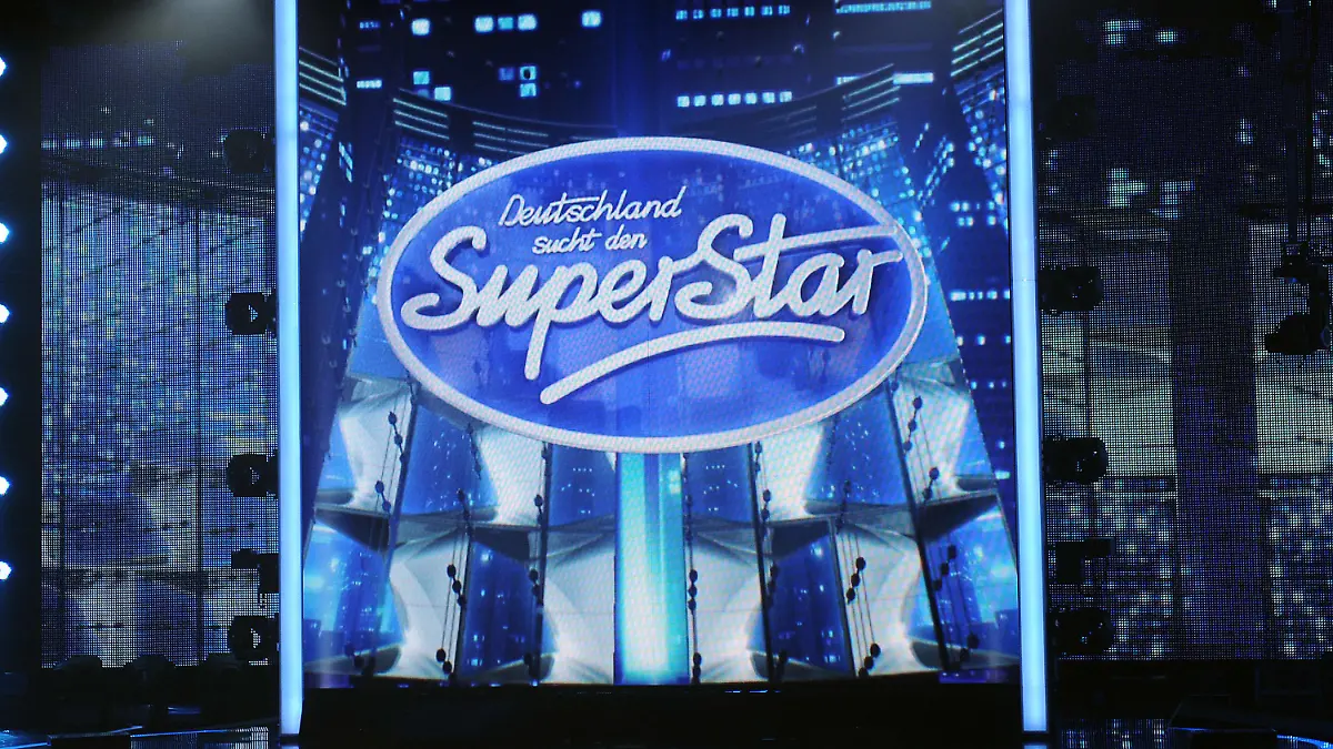 ARCHIV - 16.03.2013, Nordrhein-Westfalen, Köln: Das Logo der Sendung ist in der Generalprobe der RTL-Castingshow "Deutschland sucht den Superstar" (DSDS) in auf einer Videowall zu sehen. (zu dpa "Bohlen holt Silbereisen in DSDS-Jury: «Absolute Wunschbesetzung") Foto: picture alliance / dpa +++ dpa-Bildfunk +++