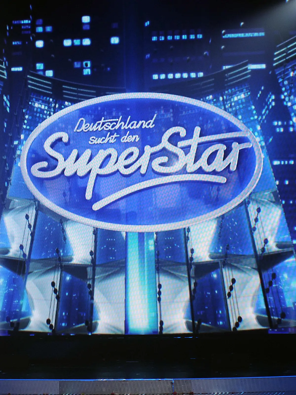 ARCHIV - 16.03.2013, Nordrhein-Westfalen, Köln: Das Logo der Sendung ist in der Generalprobe der RTL-Castingshow "Deutschland sucht den Superstar" (DSDS) in auf einer Videowall zu sehen. (zu dpa "Bohlen holt Silbereisen in DSDS-Jury: «Absolute Wunschbesetzung") Foto: picture alliance / dpa +++ dpa-Bildfunk +++