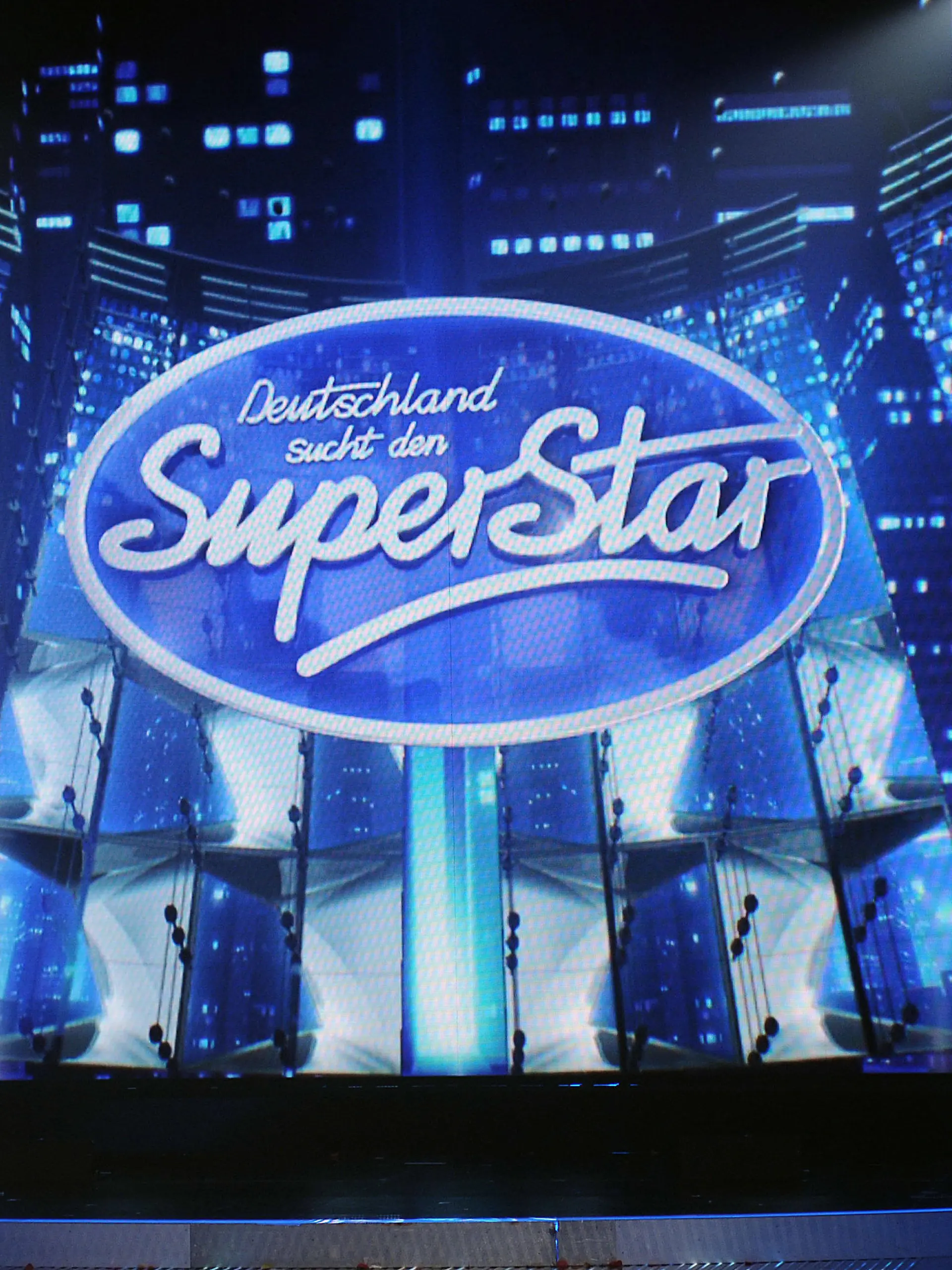 ARCHIV - 16.03.2013, Nordrhein-Westfalen, Köln: Das Logo der Sendung ist in der Generalprobe der RTL-Castingshow "Deutschland sucht den Superstar" (DSDS) in auf einer Videowall zu sehen. (zu dpa "Bohlen holt Silbereisen in DSDS-Jury: «Absolute Wunschbesetzung") Foto: picture alliance / dpa +++ dpa-Bildfunk +++