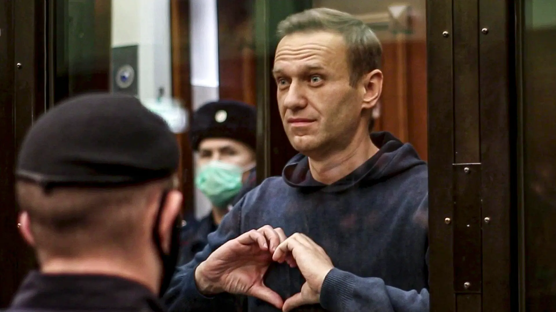 ARCHIV - 02.02.2021, Russland, Moskau: HANDOUT - Auf dem Videostandbild formt der russische Oppositionskritiker Alexej Nawalny im Gerichtssaal mit seinen Händen ein Herz. (zu dpa: «Inhaftierter Nawalny sendet Valentinstagsgruß an seine Frau») Foto: Uncredited/Moscow City Court/AP/dpa - ACHTUNG: Nur zur redaktionellen Verwendung im Zusammenhang mit der aktuellen Berichterstattung und nur mit vollständiger Nennung des vorstehenden Credits +++ dpa-Bildfunk +++