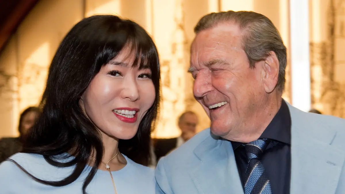 ARCHIV - 24.04.2019, Niedersachsen, Hannover: Altkanzler Gerhard Schröder (SPD) und Ehefrau Soyeon Kim sind gut gelaunt bei einem Empfang der Stadt Hannover zu seinem 75. Geburtstag im Neuen Rathaus. Schröder-Kim gewährt im Corona-Jahr bei Instagram Einblicke in das Privatleben des Paares. (zu dpa "Altkanzler- Ehefrau Schröder-Kim: «Humor ist sehr wichtig»") Foto: Julian Stratenschulte/dpa +++ dpa-Bildfunk +++