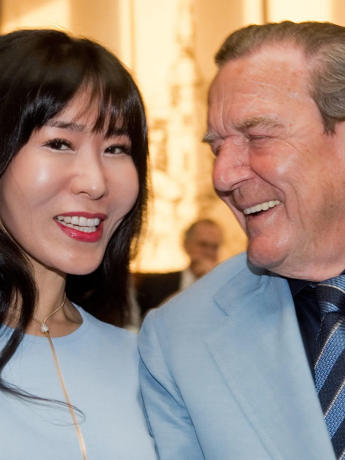 ARCHIV - 24.04.2019, Niedersachsen, Hannover: Altkanzler Gerhard Schröder (SPD) und Ehefrau Soyeon Kim sind gut gelaunt bei einem Empfang der Stadt Hannover zu seinem 75. Geburtstag im Neuen Rathaus. Schröder-Kim gewährt im Corona-Jahr bei Instagram Einblicke in das Privatleben des Paares. (zu dpa "Altkanzler- Ehefrau Schröder-Kim: «Humor ist sehr wichtig»") Foto: Julian Stratenschulte/dpa +++ dpa-Bildfunk +++