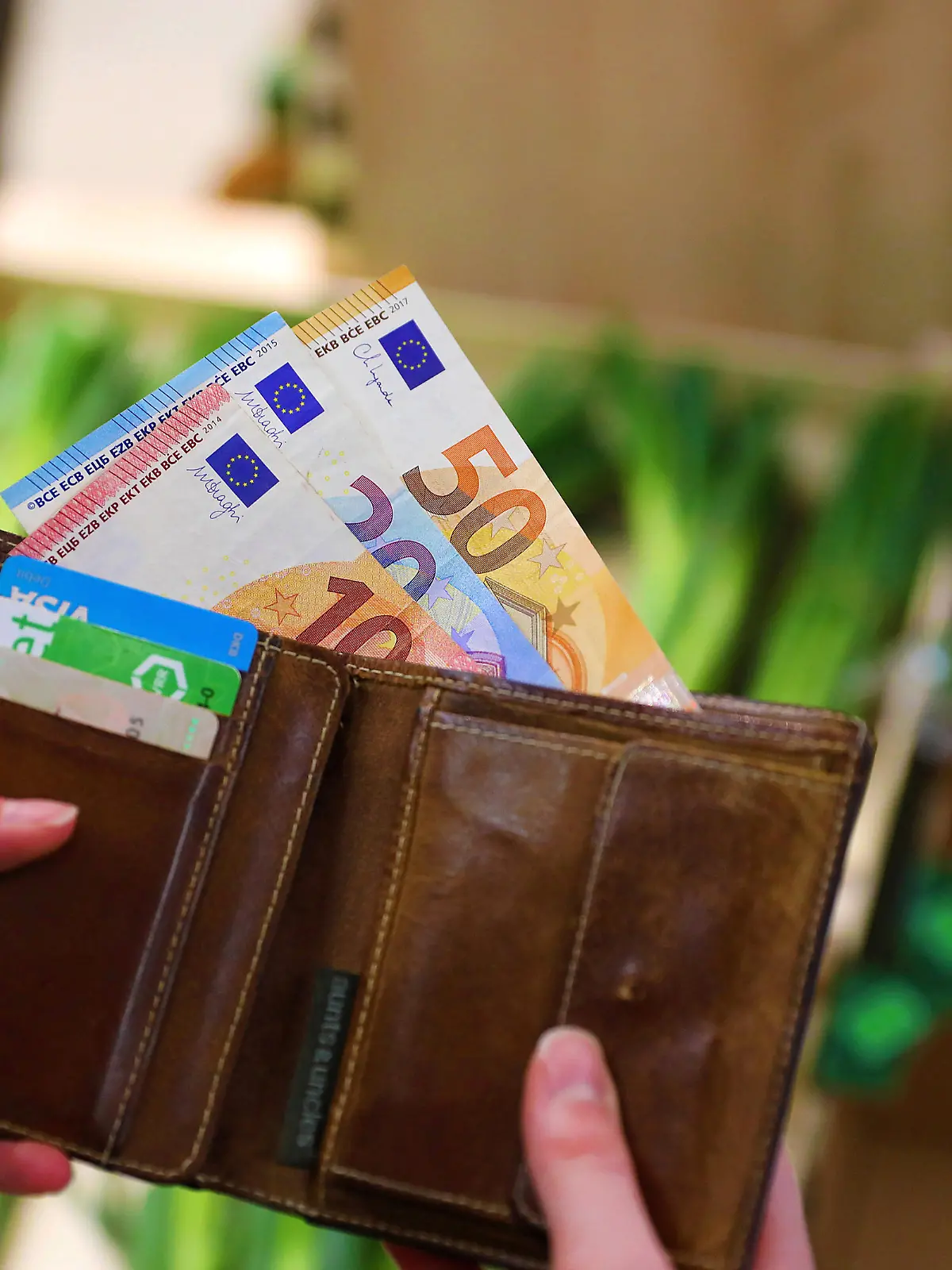 Die aktuelle Inflationsrate kommt auch im Supermarkt an, wo für die Bürgerinnen und Bürger vieles teurer wird.