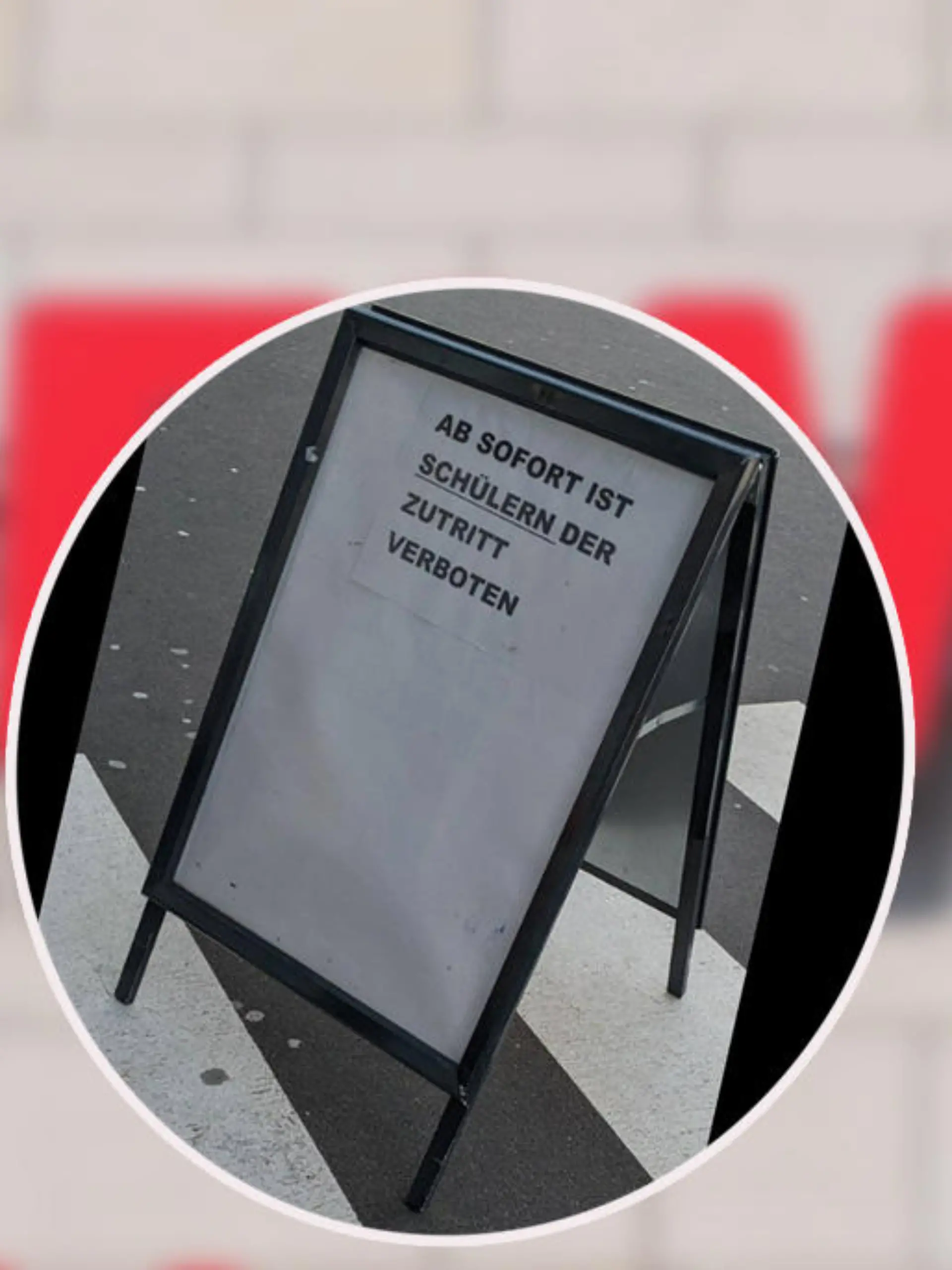 Das Schild vor dem Markt in Lich (Hessen) sorgte für einiger Aufregung in den Sozialen Medien.