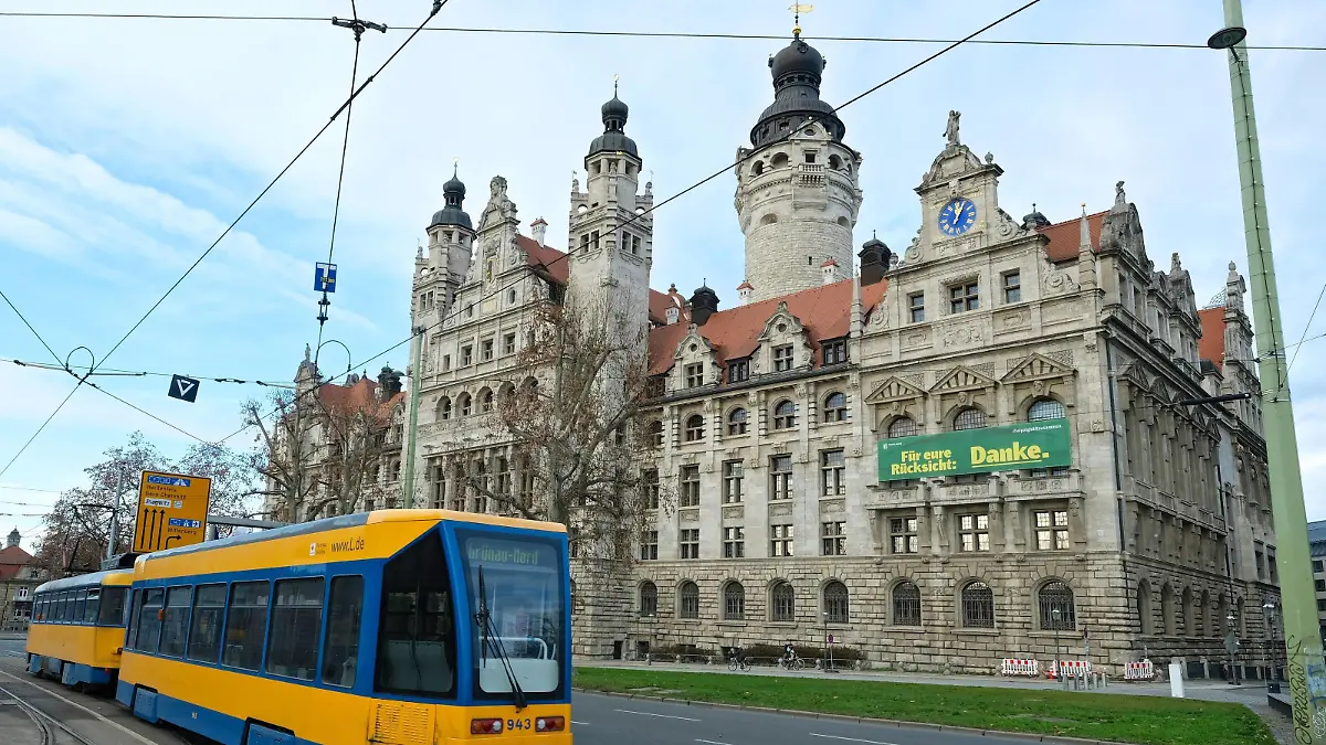 Leipzig, 14.12.2020 Für Eure Rücksicht: Danke. leipzighaeltzusammen Corona-Lockdown: Banner am Neuen Rathaus in Leipzig wirbt für Zusammenhalt Mit einem rund 40 Quadratmeter großen Banner an der Südfassade des Neuen Rathauses appelliert die Stadt zu Beginn des zweiten harten Lockdown in Sachsen an den Gemeinschaftssinn der Leipziger. Sachsen Germany *** Leipzig, 14 12 2020 For your consideration Thank you leipzighaeltzusammen Corona Lockdown Banner at the New City Hall in Leipzig promotes cohesion With an approximately 40 square meter banner on the south facade of the New City Hall, the city appeals to the sense of community of the Leipzig Saxons Germany at the beginning of the second hard lockdown in Saxony