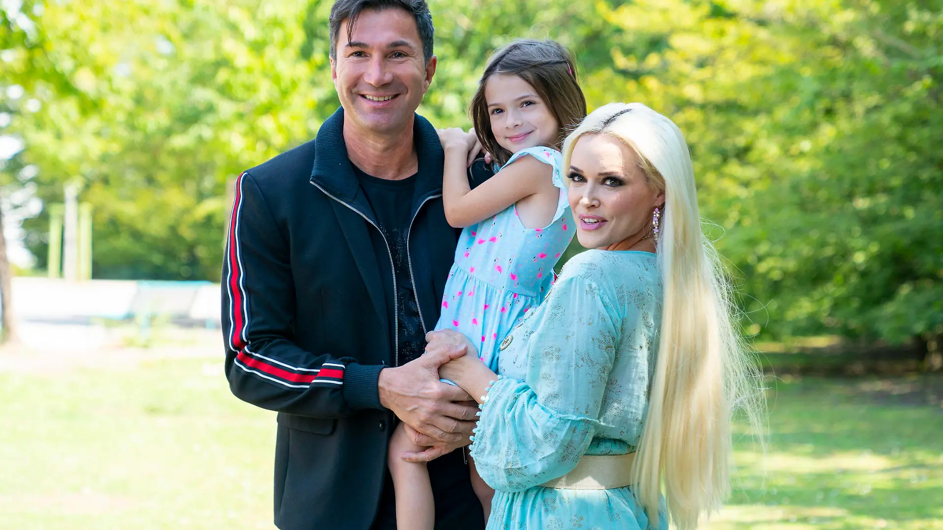 Bilder des Jahres 2020, Entertainment 07 Juli Entertainment Bilder des Tages Daniela Katzenberger mit Ehemann Lucas Cordalis und Tochter Sophia beim Fototermin zur der Präsentation ihres neuen Buches Die Mutti-Mafia - kann mich mal... gernhaben auf dem Spielplatz Mediapark. Köln, 13.07.202013.07.2020 *** Daniela Katzenberger with husband Lucas Cordalis and daughter Sophia at the photo session for the presentation of her new book Die Mutti Mafia kann mich mal gernhaben haben on the playground Mediapark Cologne, 13 07 202013 07 2020 Foto:xS.xKanz/xFuturexImage