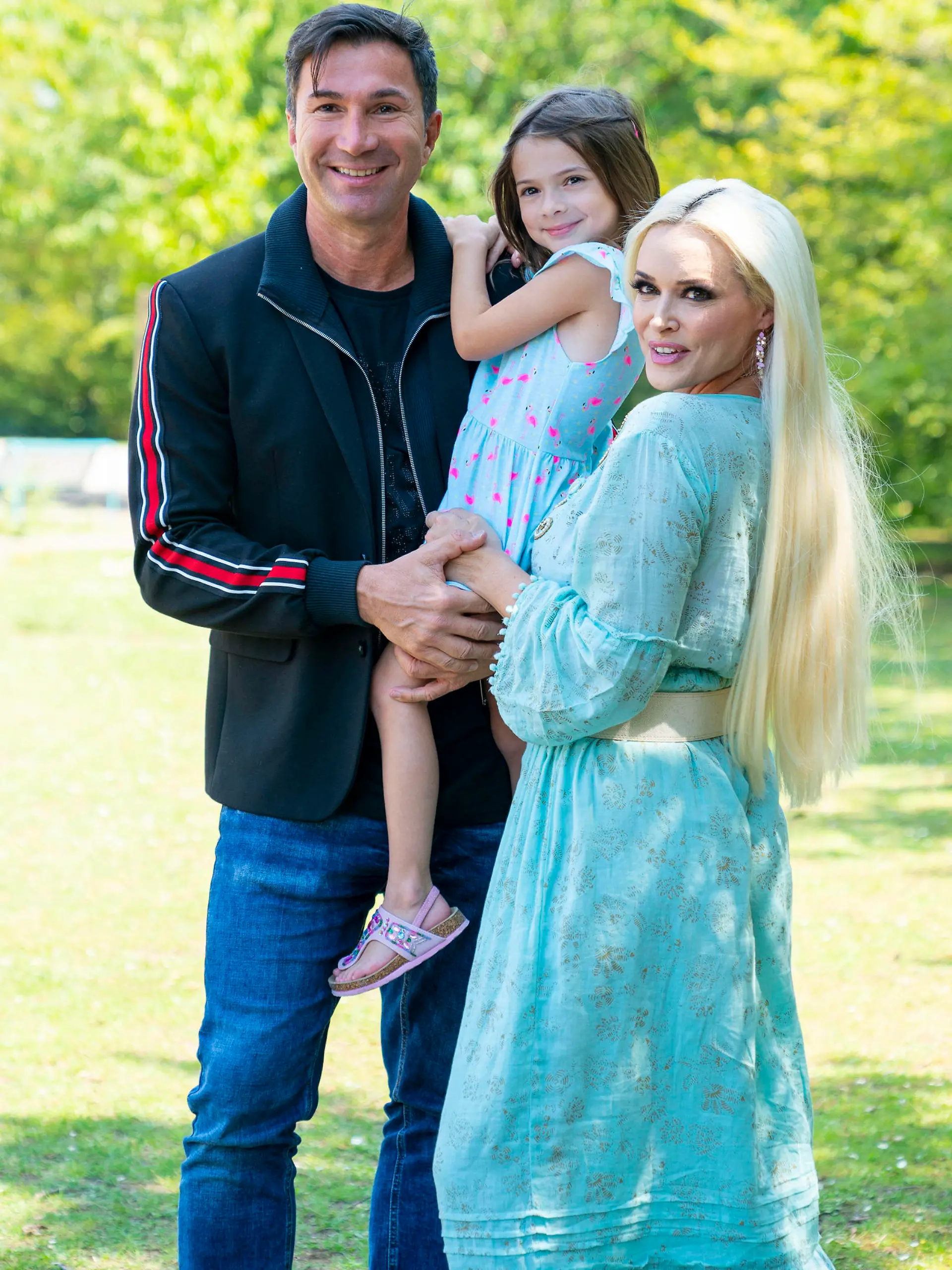 Bilder des Jahres 2020, Entertainment 07 Juli Entertainment Bilder des Tages Daniela Katzenberger mit Ehemann Lucas Cordalis und Tochter Sophia beim Fototermin zur der Präsentation ihres neuen Buches Die Mutti-Mafia - kann mich mal... gernhaben auf dem Spielplatz Mediapark. Köln, 13.07.202013.07.2020 *** Daniela Katzenberger with husband Lucas Cordalis and daughter Sophia at the photo session for the presentation of her new book Die Mutti Mafia kann mich mal gernhaben haben on the playground Mediapark Cologne, 13 07 202013 07 2020 Foto:xS.xKanz/xFuturexImage