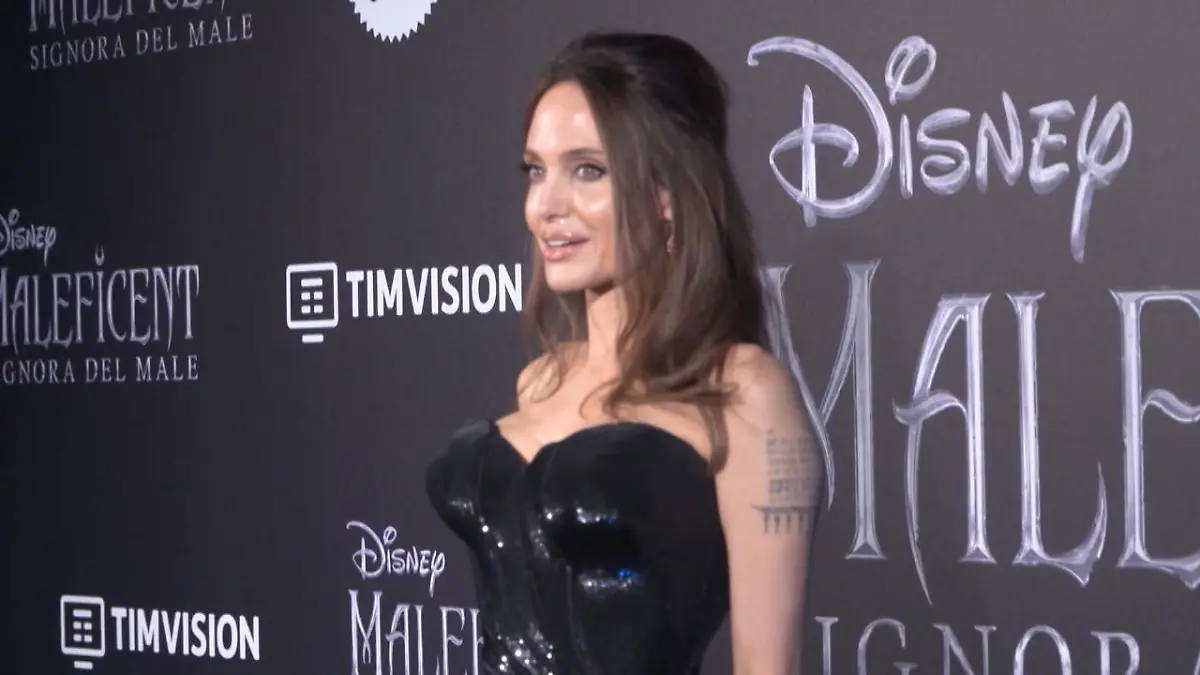 Angelina Jolie gibt Gemälde ab Erinnerung an Brad Pitt verkauft