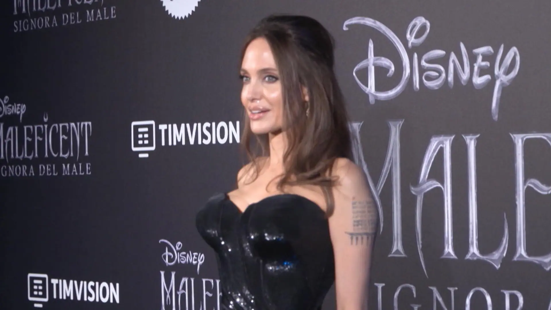Angelina Jolie gibt Gemälde ab Erinnerung an Brad Pitt verkauft