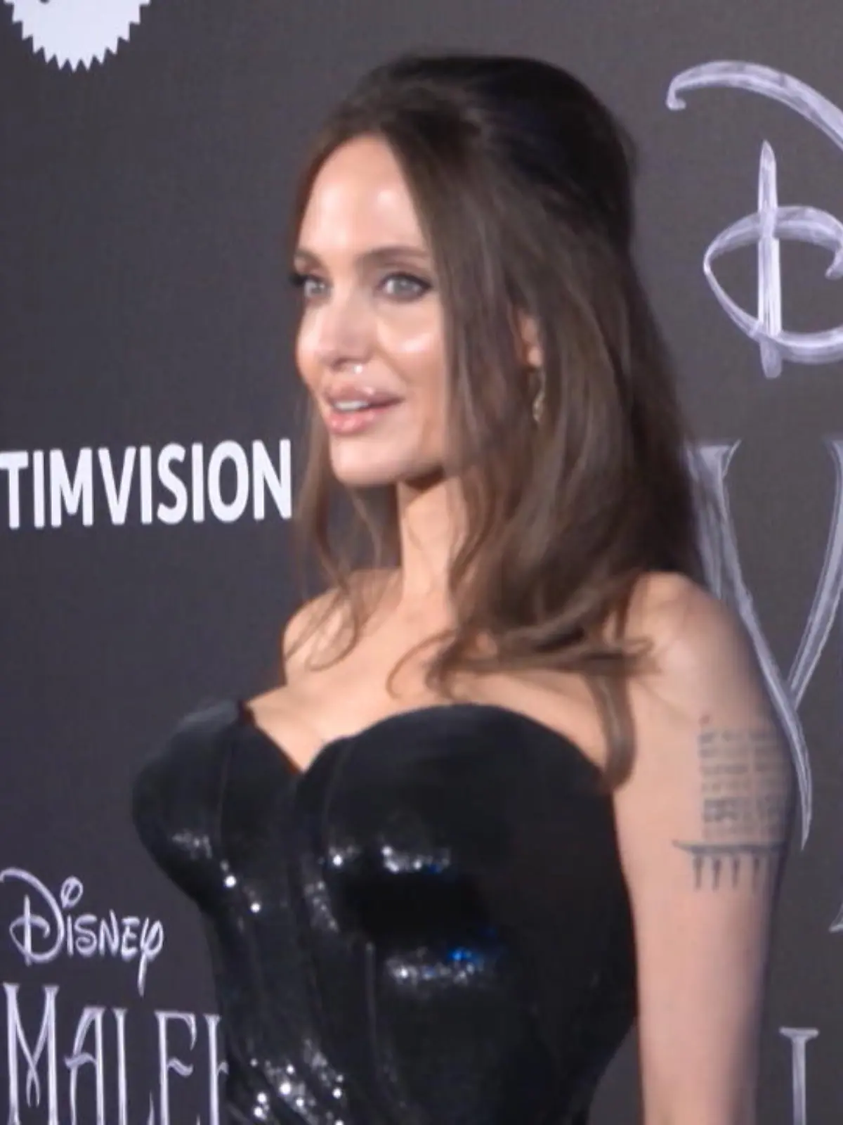 Bild zu: "Angelina Jolie gibt Gemälde ab"