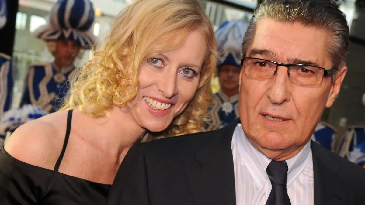 ARCHIV - 30.10.2010, Nordrhein-Westfalen, Düsseldorf: Der ehemalige Schalke-Manager Rudi Assauer und seine Frau Britta Idrizi kommen zur Unesco Charity Gala. Das Paar war von 2011 bis 2013 verheiratet. Am Mittwoch starb die Schalker Clublegende Rudi Assauer im Alter von 74 Jahren. (zu dpa "Schalke-Legende Rudi Assauer im Kurzporträt") Foto: Jörg Carstensen/dpa +++ dpa-Bildfunk +++