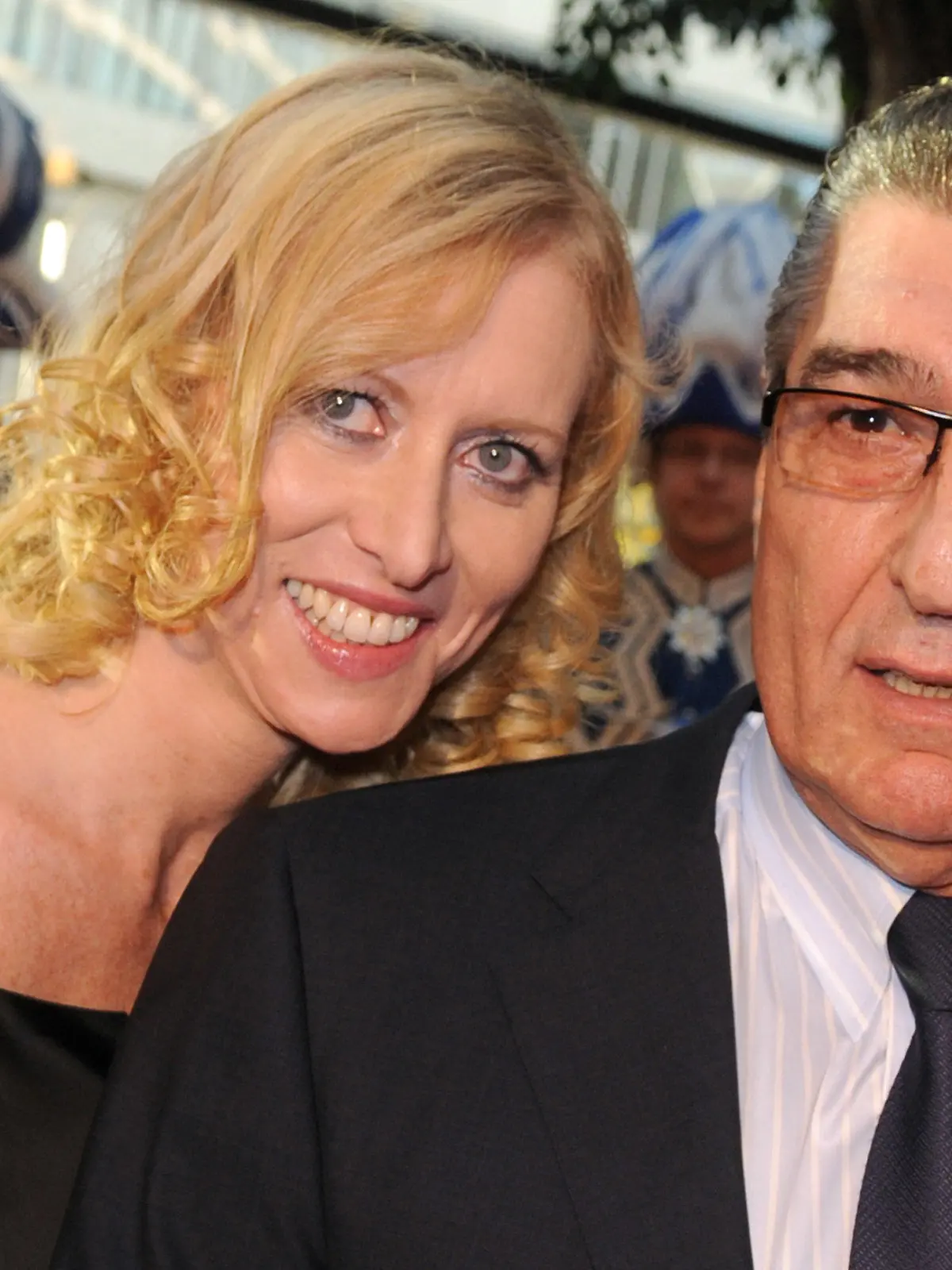 ARCHIV - 30.10.2010, Nordrhein-Westfalen, Düsseldorf: Der ehemalige Schalke-Manager Rudi Assauer und seine Frau Britta Idrizi kommen zur Unesco Charity Gala. Das Paar war von 2011 bis 2013 verheiratet. Am Mittwoch starb die Schalker Clublegende Rudi Assauer im Alter von 74 Jahren. (zu dpa "Schalke-Legende Rudi Assauer im Kurzporträt") Foto: Jörg Carstensen/dpa +++ dpa-Bildfunk +++