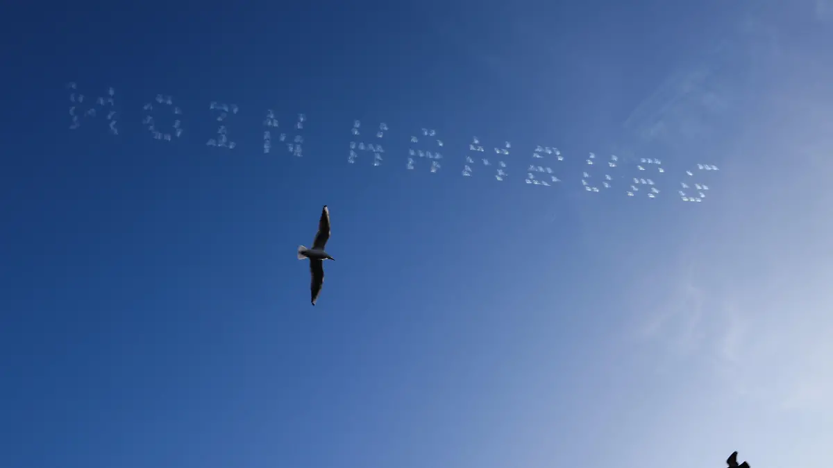 01.03.2021, Hamburg: Der Schriftzug «Moin Hamburg» ist am Himmel über der Reeperbahn zu lesen. Im Rahmen einer Werbeaktion für einen Streamingdienst flogen 5 Flugzeuge in einer Höhe von ungefähr 3.000 Metern und schrieben Worte in den Himmel. Foto: Christian Charisius/dpa +++ dpa-Bildfunk +++