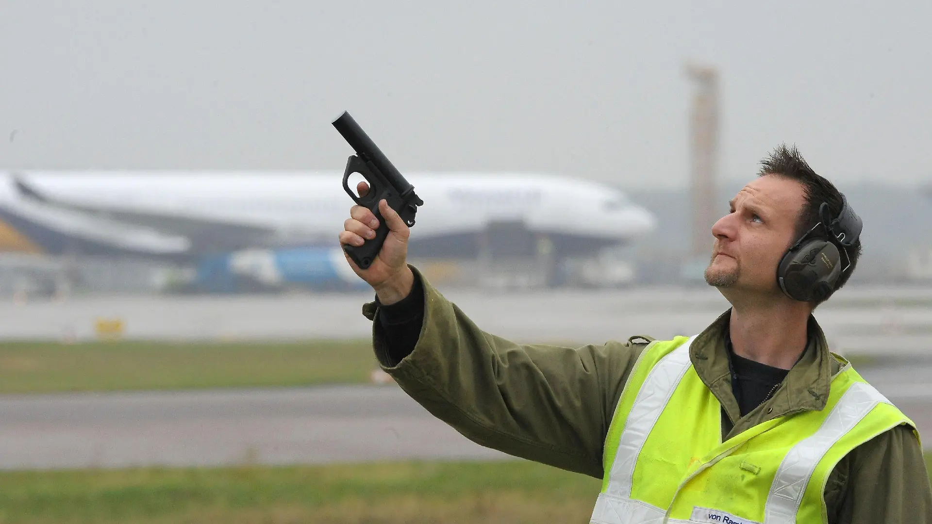Ornithologe Jürgen von Ramin von der sogenannten «Bird Control» auf dem Flughafen Hannover scheucht am Dienstag (06.10.2009) mit einem Knall aus einer Signalpistole auf dem Flughafen in Hannover die Vögel auf. Ramin beobachtet täglich das Areal rund um die Start- und Landebahnen am Flughafen Hannover und sorgt dafür, dass möglichst keine Vögel mit den Flugzeugen zusammenstoßen oder in die Triebwerke der Maschinen fliegen. Denn das kann katastrophale Folgen haben und zu schweren Unfällen führen. Foto: Peter Steffen dpa/lni (zu dpa-Korr: "Mit Schreckschuss und Diensttaube: Vögel verjagen am Airport" vom 14.10.2009) +++(c) dpa - Bildfunk+++