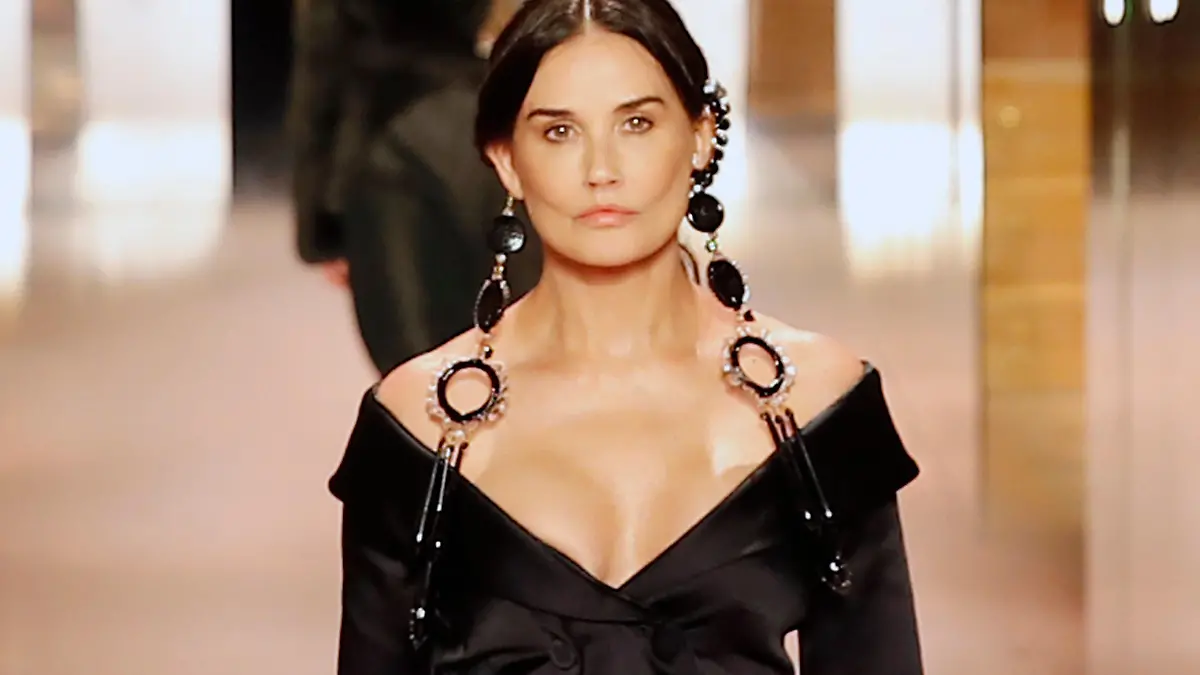 Demi Moore sieht SEHR verändert aus Schauspielerin auf dem Catwalk