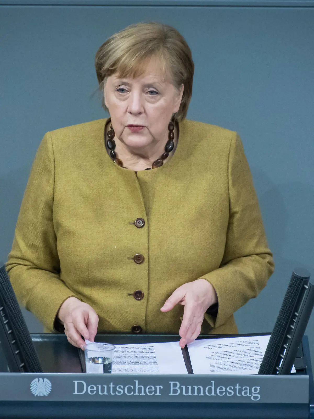 News Bilder des Tages Berlin, Angela Merkel gibt Regierungserklärung im Bundestag Die deutsche Bundeskanzlerin Angela Merkel cdu während der Regierungserklärung im Deutschen Bundestags am 11.02.2021. Berlin Bundestag Berlin Deutschland *** Berlin, Angela Merkel gives government statement in the Bundestag The German Chancellor Angela Merkel cdu during the government statement in the German Bundestag on 11 02 2021 Berlin Bundestag Berlin Germany
