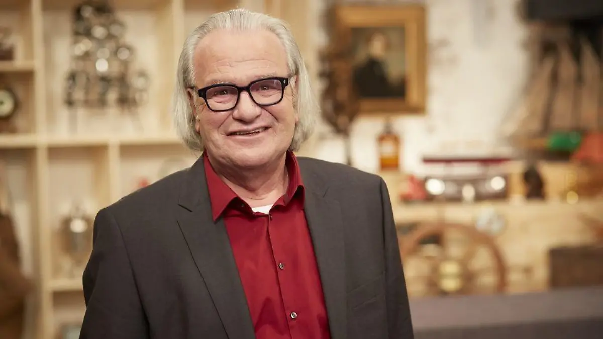 Albert Meier ist seit Tag eins Teil der "Bares für Rares"-Show. Die Geschichte eines Gemäldes macht ihn stutzig.