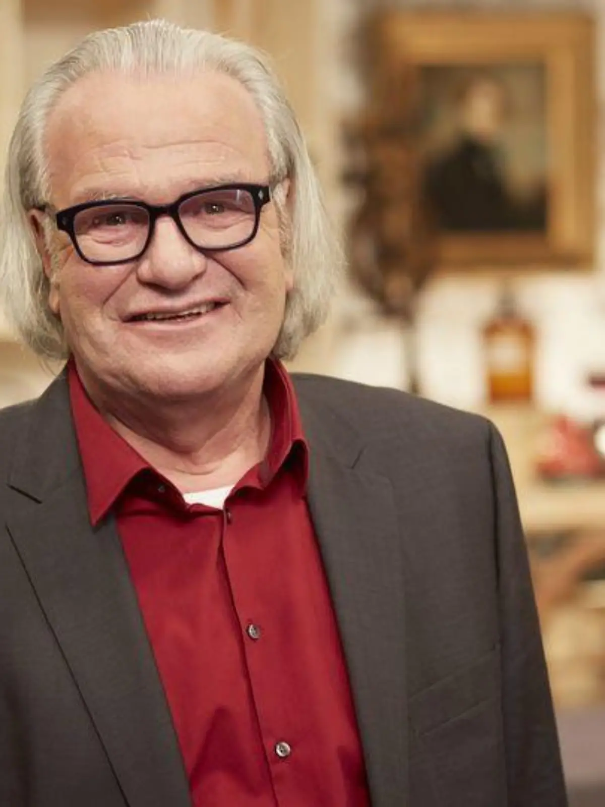 Albert Meier ist seit Tag eins Teil der "Bares für Rares"-Show. Die Geschichte eines Gemäldes macht ihn stutzig.