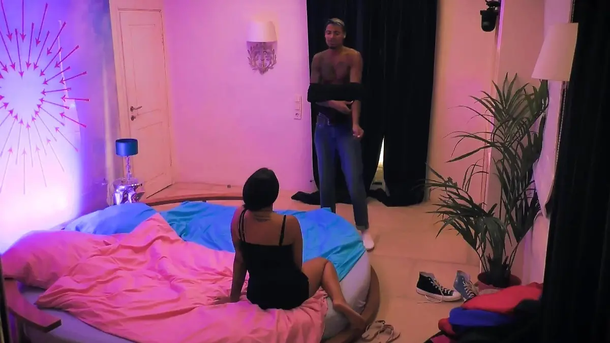 Germain und Victoria bereiten sich auf eine heiße Nacht im „Boom Boom Room“ vor.