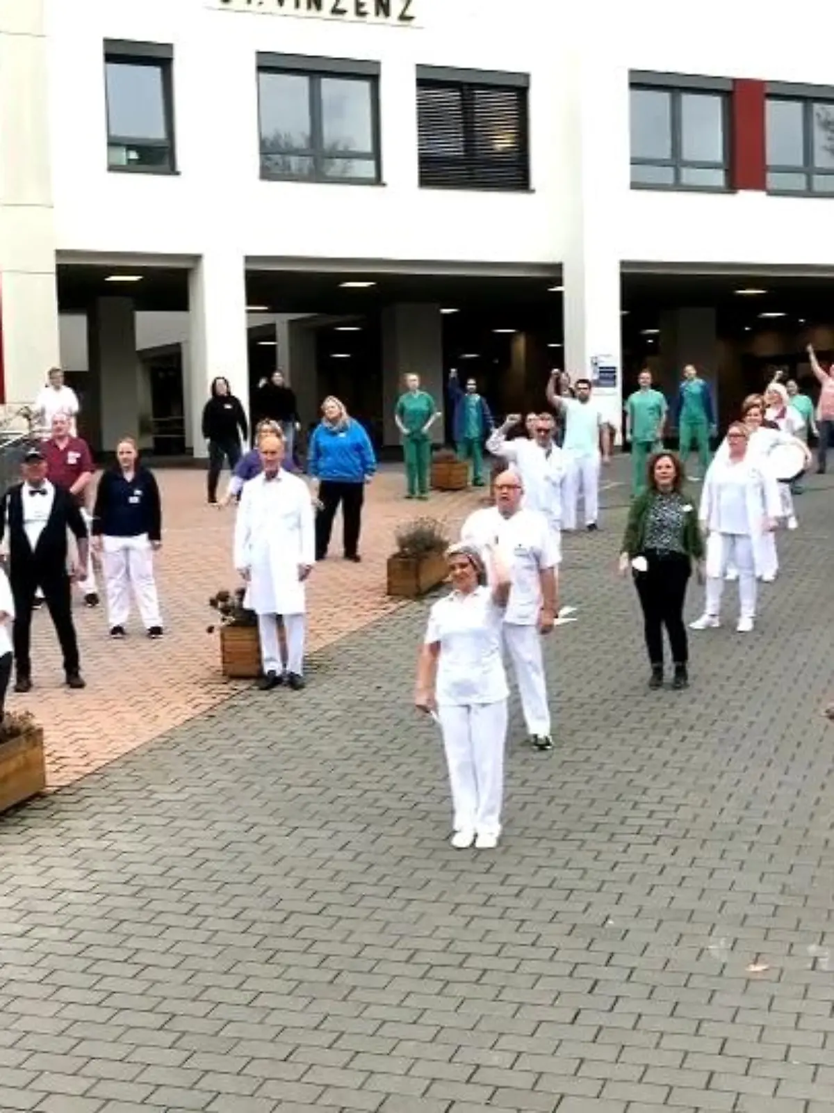 Dass ein 200 Jahre altes Seefahrerlied mal einen weltweiten Hype auslösen würde, damit hätte wohl keiner gerechnet. Doch der Wellerman-Song – interpretiert vom schottischen Ex-Postboten Nathan Evans - geht momentan um die Welt. Das Hanauer St. Vinzenz-Krankenhaus hat diesen Hype genutzt. Mit ihrer ganz eigenen Version wollten sie in diesen schwierigen Zeiten Hoffnung schenken.