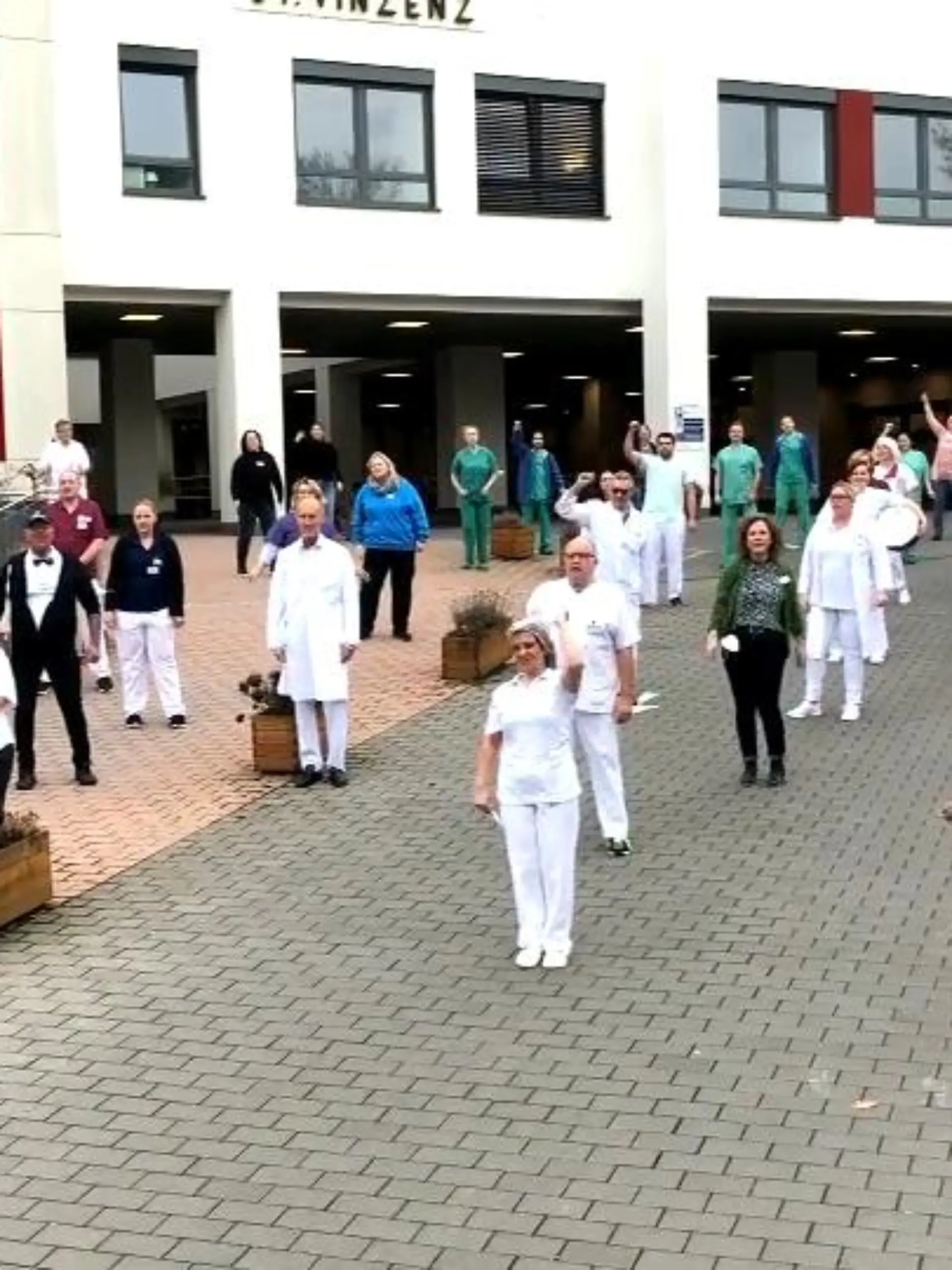 Dass ein 200 Jahre altes Seefahrerlied mal einen weltweiten Hype auslösen würde, damit hätte wohl keiner gerechnet. Doch der Wellerman-Song – interpretiert vom schottischen Ex-Postboten Nathan Evans - geht momentan um die Welt. Das Hanauer St. Vinzenz-Krankenhaus hat diesen Hype genutzt. Mit ihrer ganz eigenen Version wollten sie in diesen schwierigen Zeiten Hoffnung schenken.