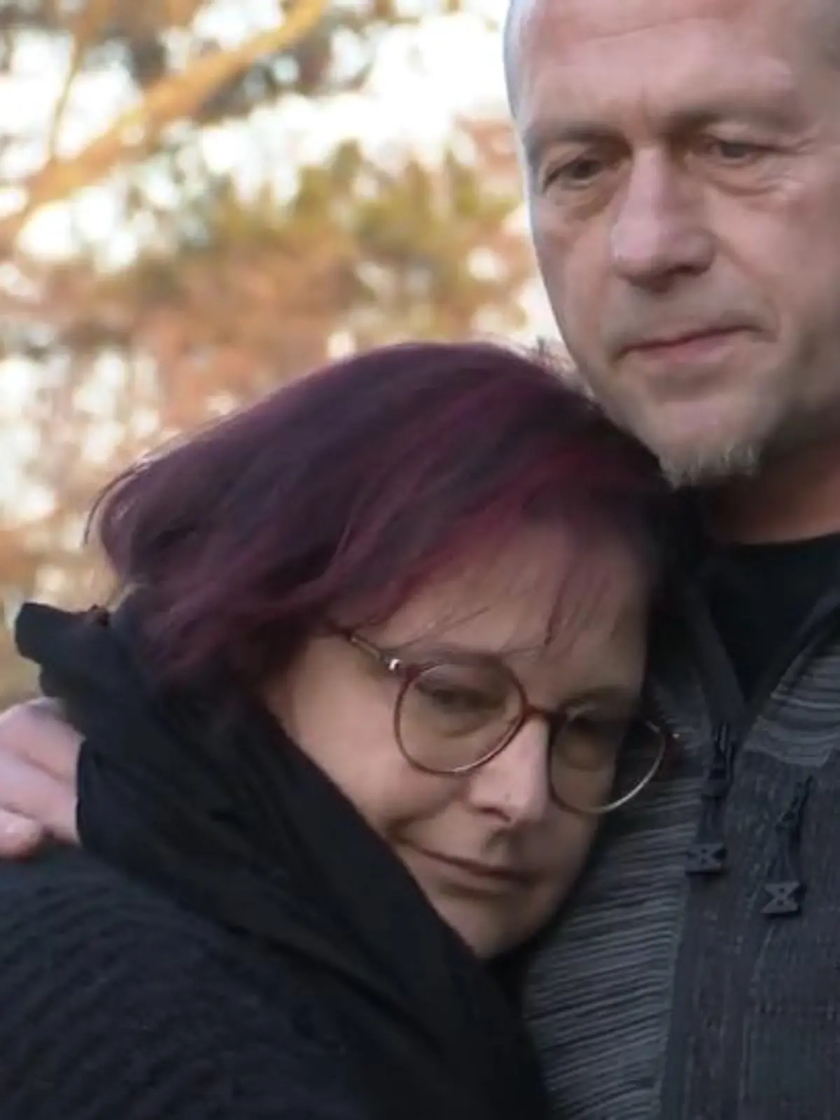 Für die Eltern des ermordeten 17-jährigen Cedric ist es eine unzumutbare Qual. Sie begegnen dem mutmaßlichen Täter fast täglich in ihrer Nachbarschaft, denn er wohnt quasi nebenan. Und auf einen Prozess müssen die Eltern jetzt noch länger warten, da der wegen Corona ausgesetzt wurde und jetzt sogar neu verhandelt werden muss. Ausgerechnet als wir die Eltern für ein Interview treffen passierte es wieder: sie begegnen dem mutmaßlichen Täter.