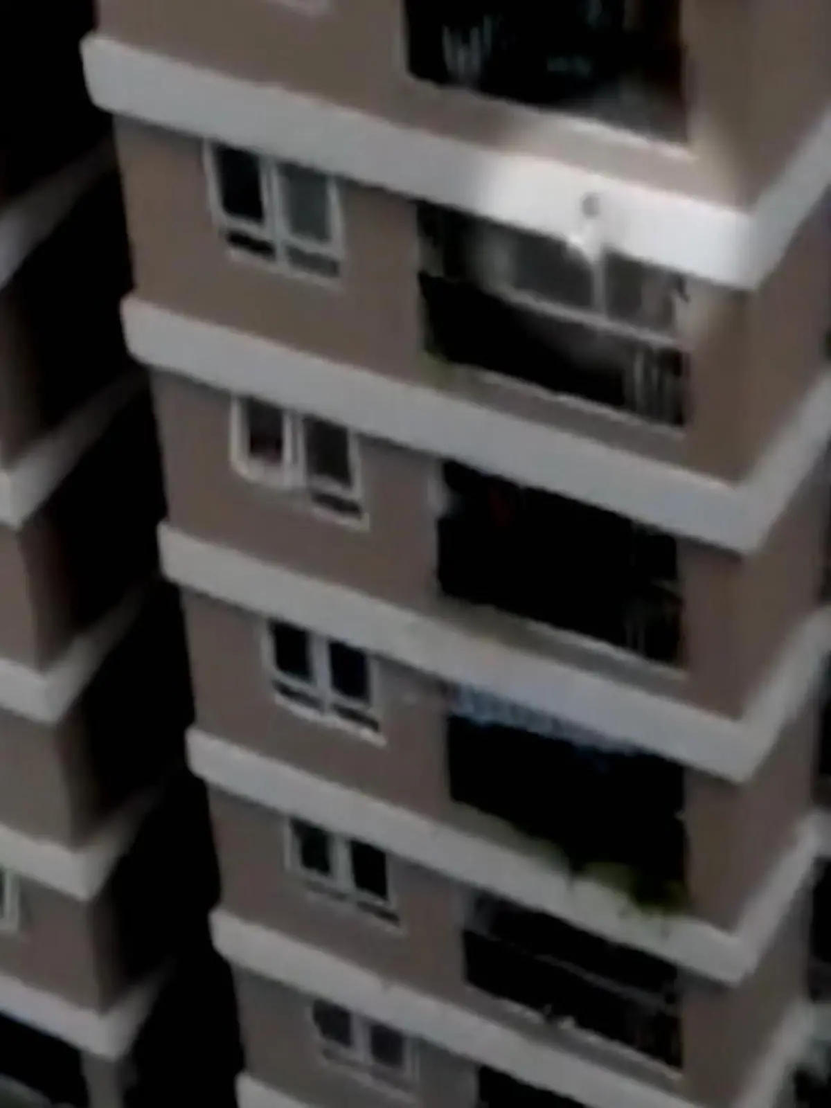 Erschreckende Bilder aus Vietnam
Ein Mädchen klettert über das Balkongeländer eines Wohnhauses