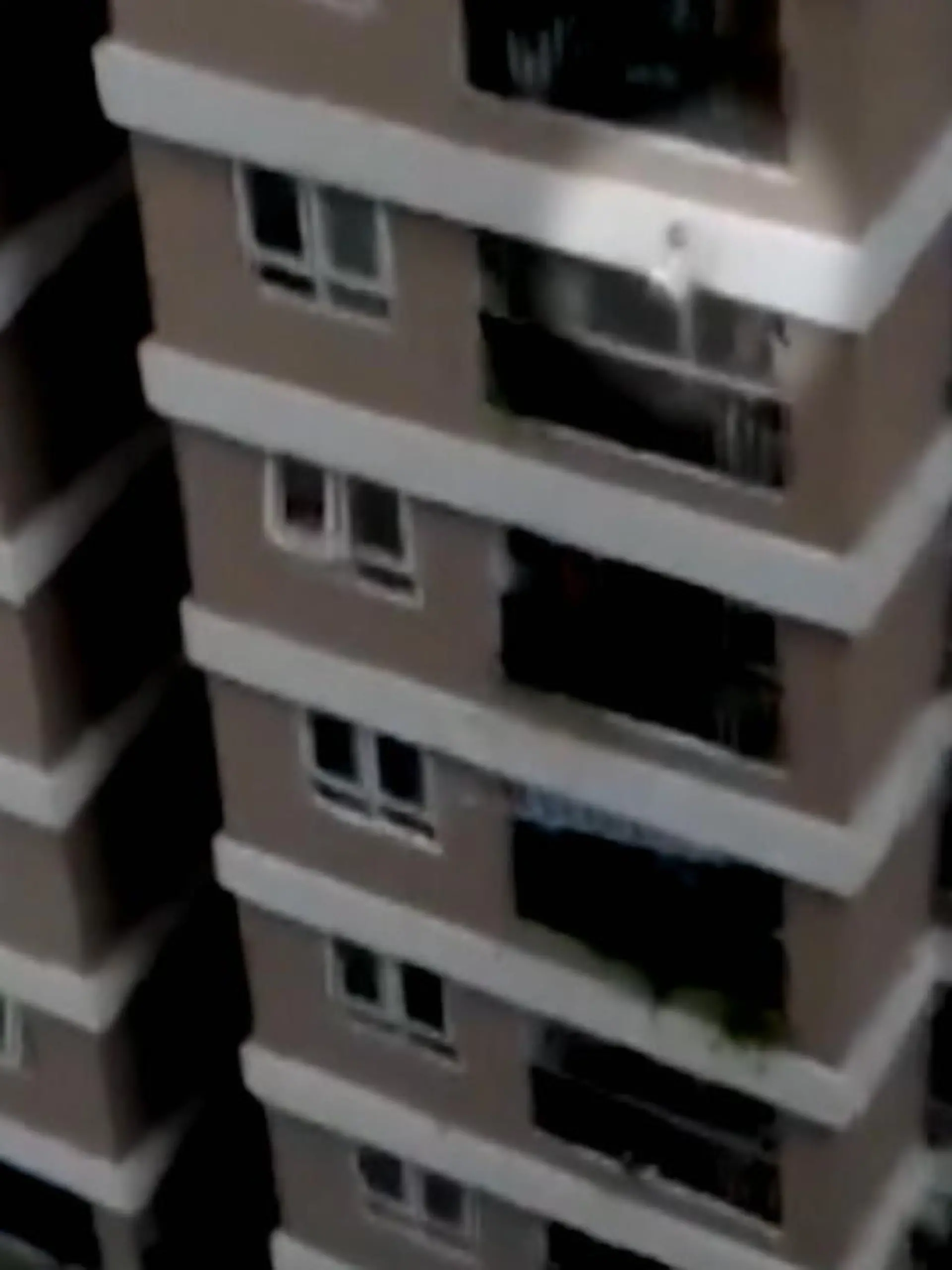 Erschreckende Bilder aus Vietnam
Ein Mädchen klettert über das Balkongeländer eines Wohnhauses