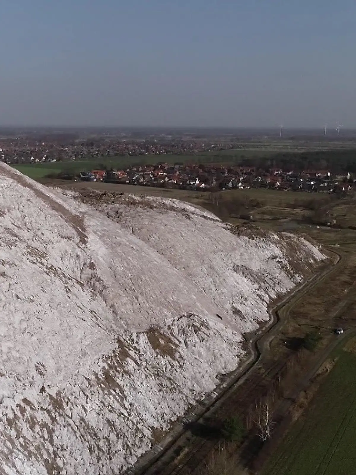 Der Kaliberg in Ronneberg liegt in unmittelbarer Nähe einer Wohnsiedlung.