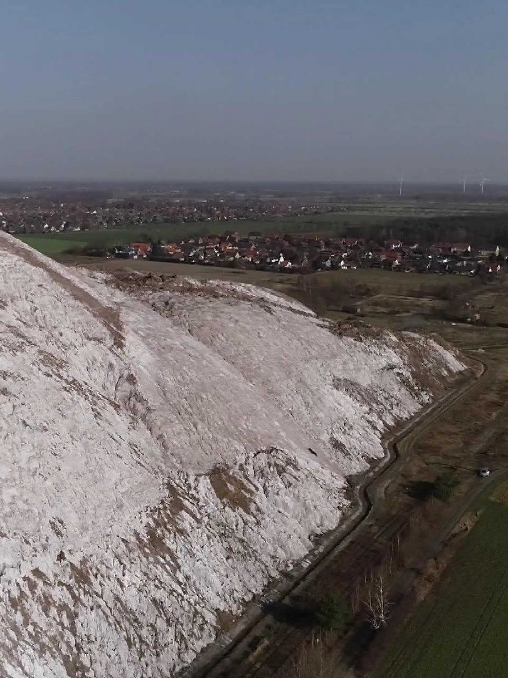 Der Kaliberg in Ronneberg liegt in unmittelbarer Nähe einer Wohnsiedlung.