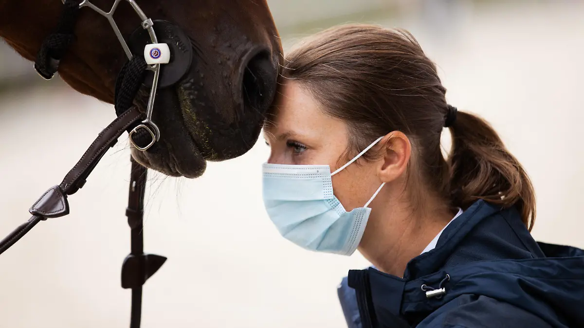 04.09.2020, Nordrhein-Westfalen, Aachen: Simone Blum, deutsche Springgreiterin, näselt beim Internationalen Springturnier Aachen auf dem Abreiteplatz mit dem Pferd Calvin der Nachwuchsreiterin von Guttenberg. Foto: Rolf Vennenbernd/dpa +++ dpa-Bildfunk +++