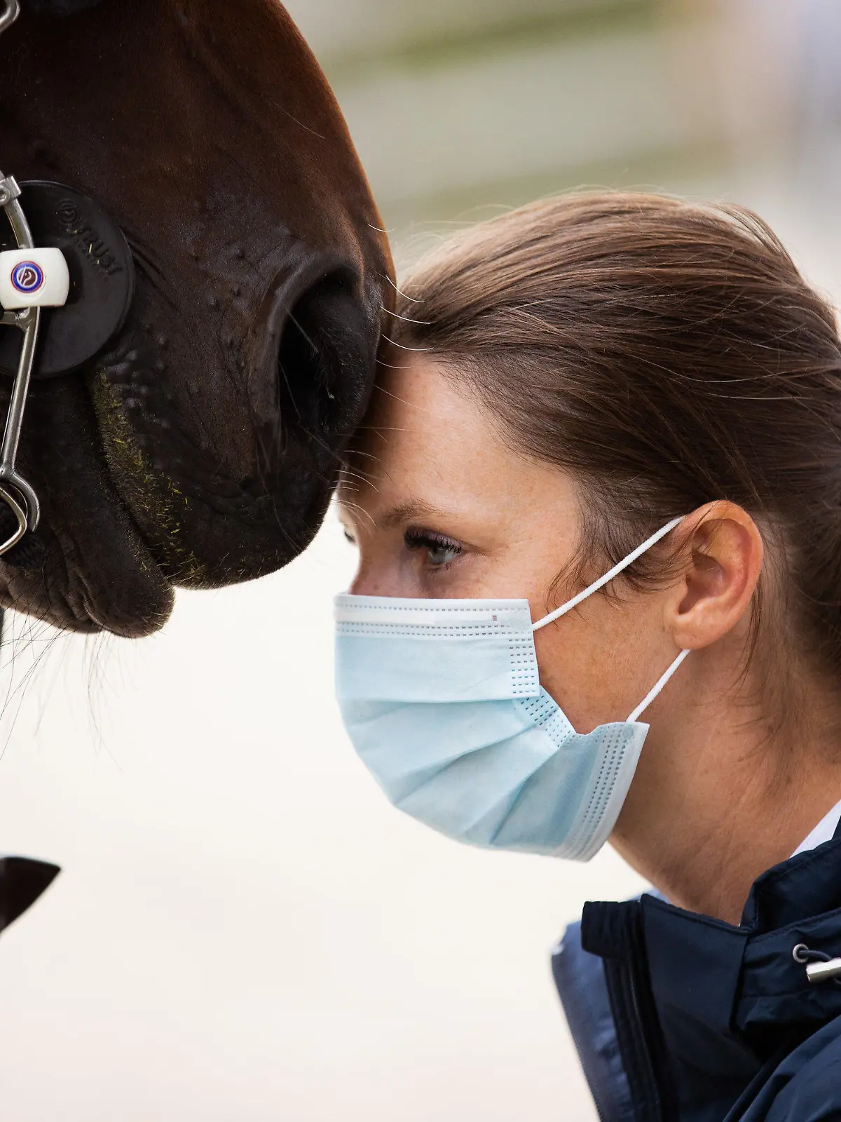 04.09.2020, Nordrhein-Westfalen, Aachen: Simone Blum, deutsche Springgreiterin, näselt beim Internationalen Springturnier Aachen auf dem Abreiteplatz mit dem Pferd Calvin der Nachwuchsreiterin von Guttenberg. Foto: Rolf Vennenbernd/dpa +++ dpa-Bildfunk +++