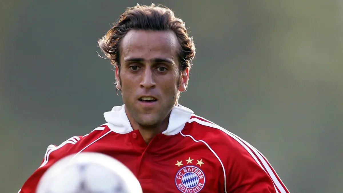 Bildnummer: 02207169 Datum: 26.07.2006 Copyright: imago/MIS
Ali Karimi (Bayern) fixiert den Ball; Vdig, hoch Saisonvorbereitung 2006/2007, Vorbereitung, Test, Testspiel, FC Bayern München Rottach Eggern Dynamik, Fußball 1. BL Herren Mannschaft Deutschland Einzelbild Aktion Personen