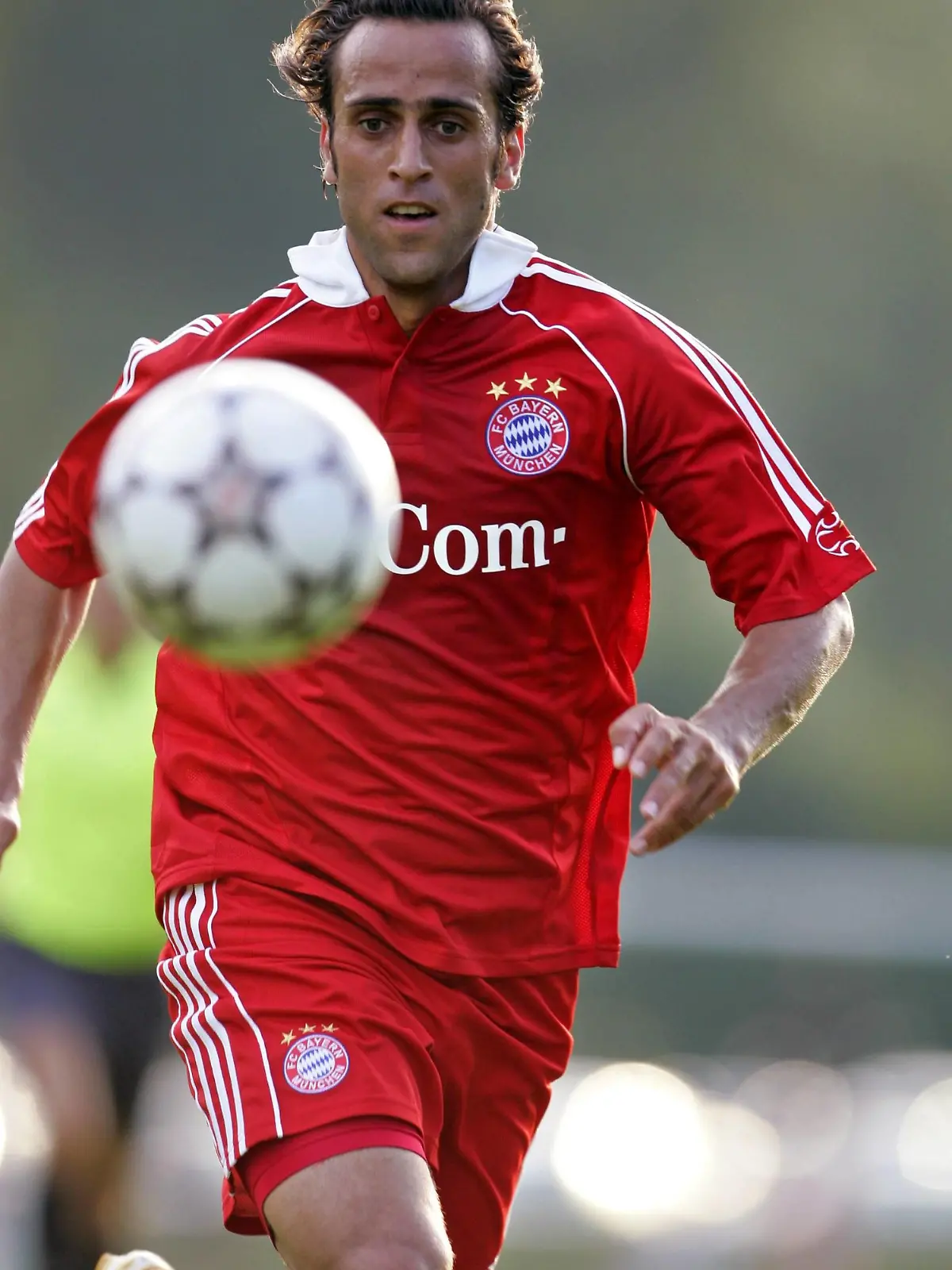 Bildnummer: 02207169  Datum: 26.07.2006  Copyright: imago/MIS
Ali Karimi (Bayern) fixiert den Ball; Vdig, hoch Saisonvorbereitung 2006/2007, Vorbereitung, Test, Testspiel, FC Bayern München Rottach Eggern Dynamik,  Fußball 1. BL Herren Mannschaft Deutschland Einzelbild Aktion Personen