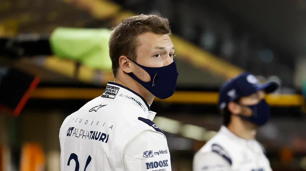  2020 Abu Dhabi GP YAS MARINA CIRCUIT, UNITED ARAB EMIRATES - DECEMBER 10: Daniil Kvyat, AlphaTauri, and Pierre Gasly, AlphaTauri, poss for a group photo during the Abu Dhabi GP at Yas Marina Circuit on Thursday December 10, 2020 in Abu Dhabi, United Arab Emirates. Photo by Glenn Dunbar / LAT Images Images PUBLICATIONxINxGERxSUIxAUTxHUNxONLY GP2017_140231_J5A6847