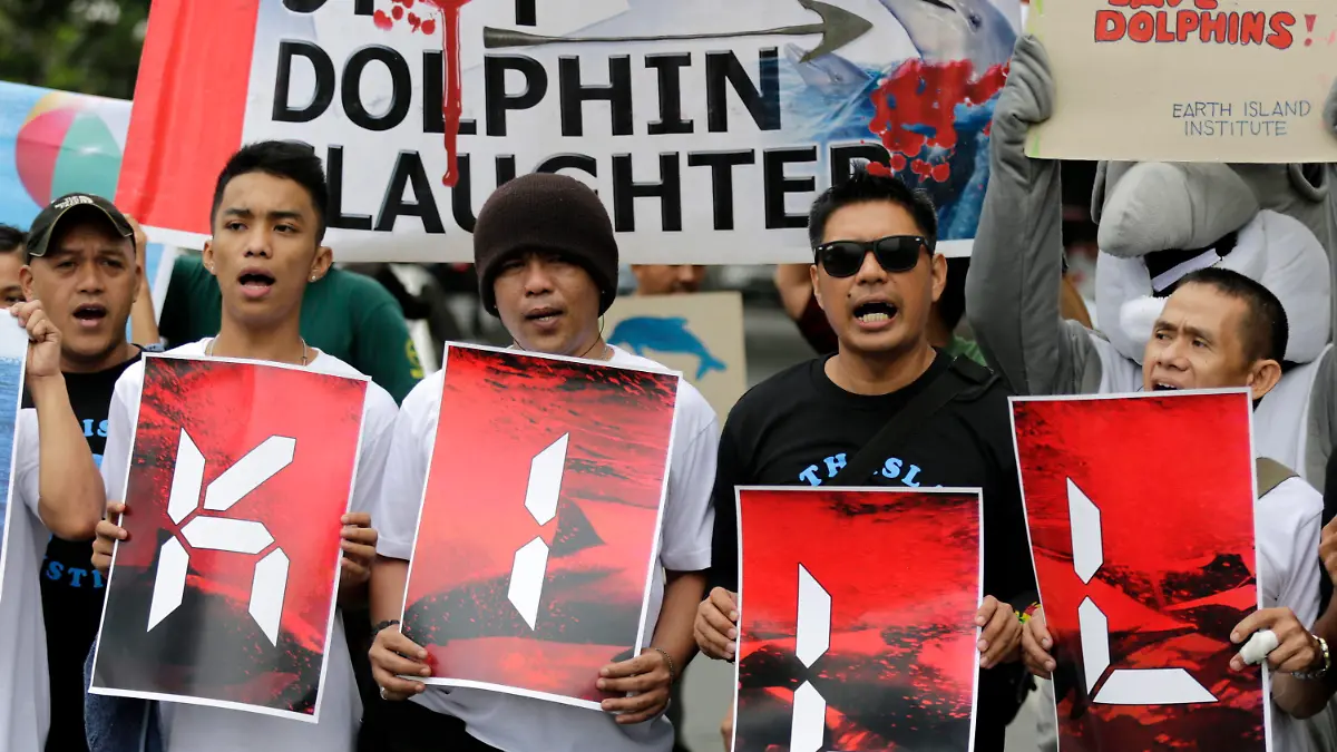 epa04378843 Filipino protester display placards during a rally against dolphin killings, in front of the Japanese embassy in Manila, Philippines, 01 September 2014. The protesters in their statement call on the Japanese government to stop the killings of dolphins in Taiji village on the Japan coast. EPA/FRANCIS R. MALASIG +++(c) dpa - Bildfunk+++