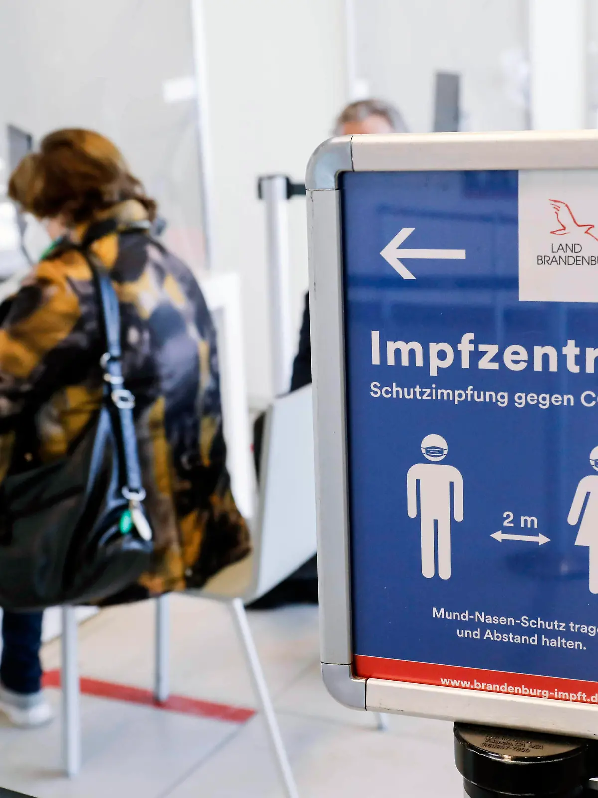  Impfzentrum Schoenefeld Schoenefeld, DEU, 15.02.2021 - Impfzentrums im Terminal 5 des BER Flughafens. Schoenefeld Brandenburg Deutschland *** Impfzentrum Schoenefeld Schoenefeld, DEU, 15 02 2021 Vaccination centre in Terminal 5 of BER Airport Schoenefeld Brandenburg Germany