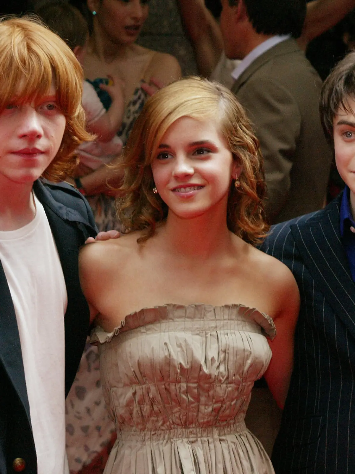 NEW YORK, UNITED STATES:  Daniel Radcliffe (R), who plays Harry Potter, Emma Watson (C), who plays Hermione Granger, and Rupert Grint, who plays Ron Weasley, smile before the premier of "Harry Potter & the Prisoner of Azkaban" at Radio City in New York 23 May 2004. AFP PHOTO/Don EMMERT  (Photo credit should read DON EMMERT/AFP/Getty Images)