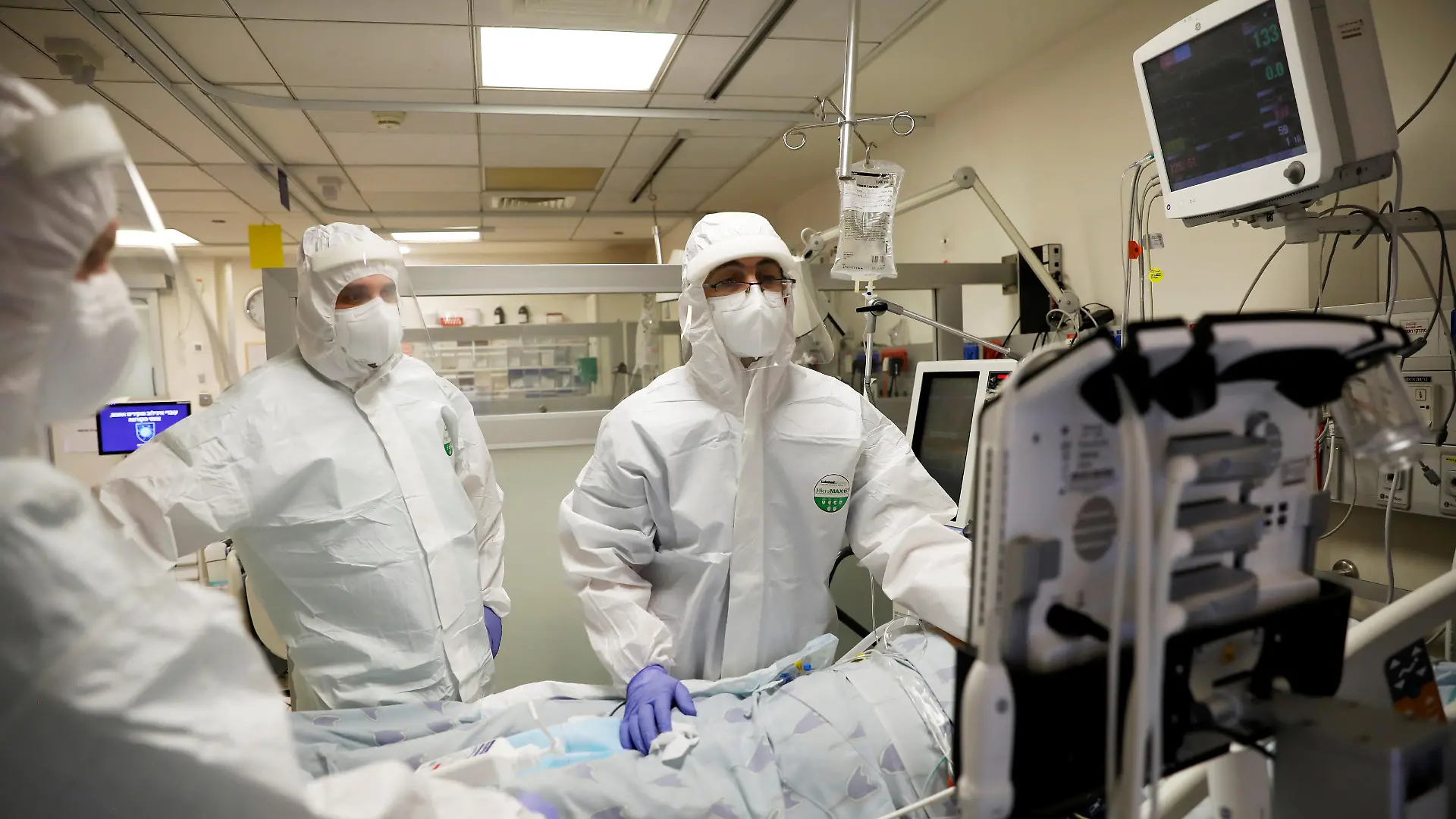 Hospital staff provide medical care for patients at a coronavirus disease (COVID-19) ward amid a surge in new cases that has forced Israel into a second nationwide lockdown, at Tel Aviv Sourasky Medical Center (Ichilov), Tel Aviv, Israel September 21, 2020. Picture taken September 21, 2020. REUTERS/Ronen Zvulun