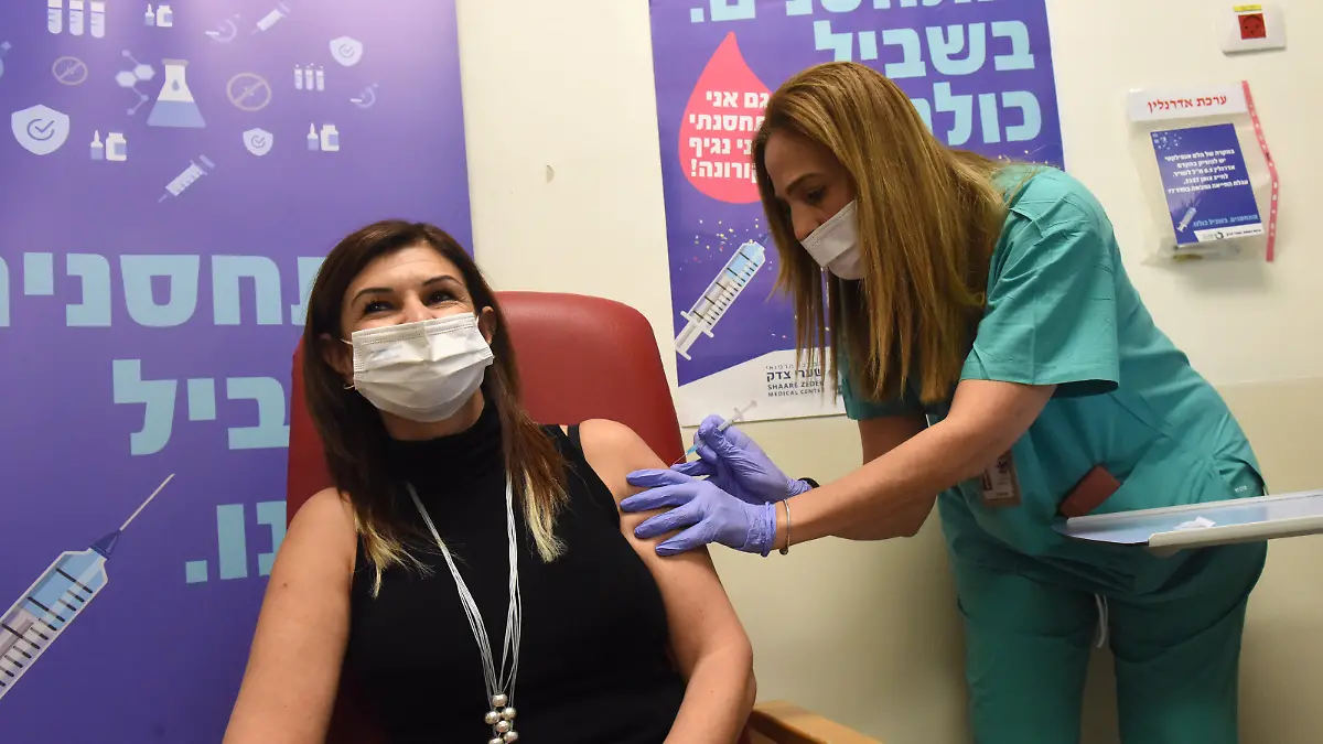  An Israeli medical worker receives the Pfizer-BioNTech COVID-19 vaccine in the Shaare Zedek Medical Center in Jerusalem, on Sunday, December 20, 2020. Israel started a mass coronavirus vaccine campaign vaccinating medical workers. PUBLICATIONxINxGERxSUIxAUTxHUNxONLY JER202122018 DEBBIExHILL