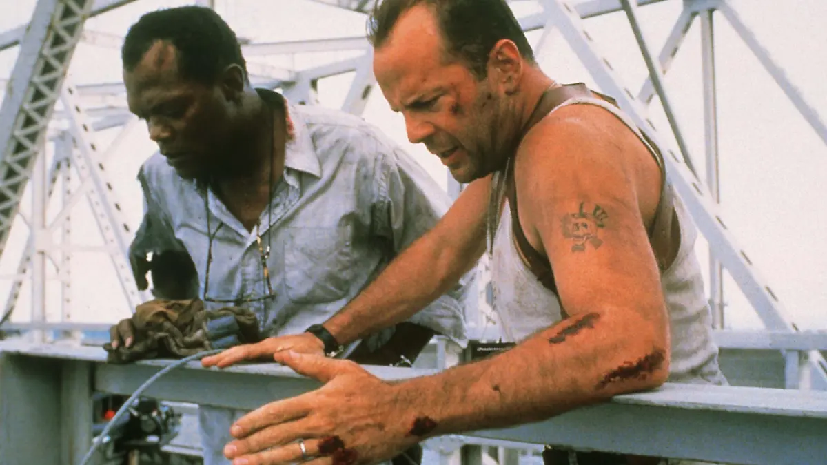 Das ungleiche Gespann John McClane (Bruce Willis, r.) und Zeus Carver (Samuel L. Jackson) wird mit telefonisch übermittelten Rätselhinweisen von einer Bombe zur nächsten durch New York gejagt...