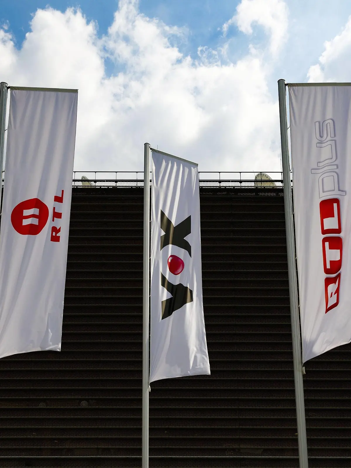  Fahnen mit Sender-Logos der Mediengruppe RTL Deutschland am Picassoplatz. Köln, 26.04.2019 *** Flags with channel logos of Mediengruppe RTL Germany at Picassoplatz Cologne 26 04 2019 Foto:xC.xHardtx/xFuturexImage