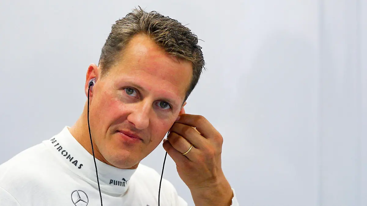 ARCHIV - 21.09.2012, Singapur: Der Formel-1-Fahrer Michael Schumacher beim Training zum Formel 1 Grand Prix. Ein erfundenes Interview mit dem früheren Rennsportler Michael Schumacher in einer deutschen Illustrierten sorgt für Wirbel. (zu dpa: «Von KI erstellt? Ärger um erfundenes Michael-Schumacher-Interview») Foto: Diego Azubel/EPA FILES/dpa +++ dpa-Bildfunk +++